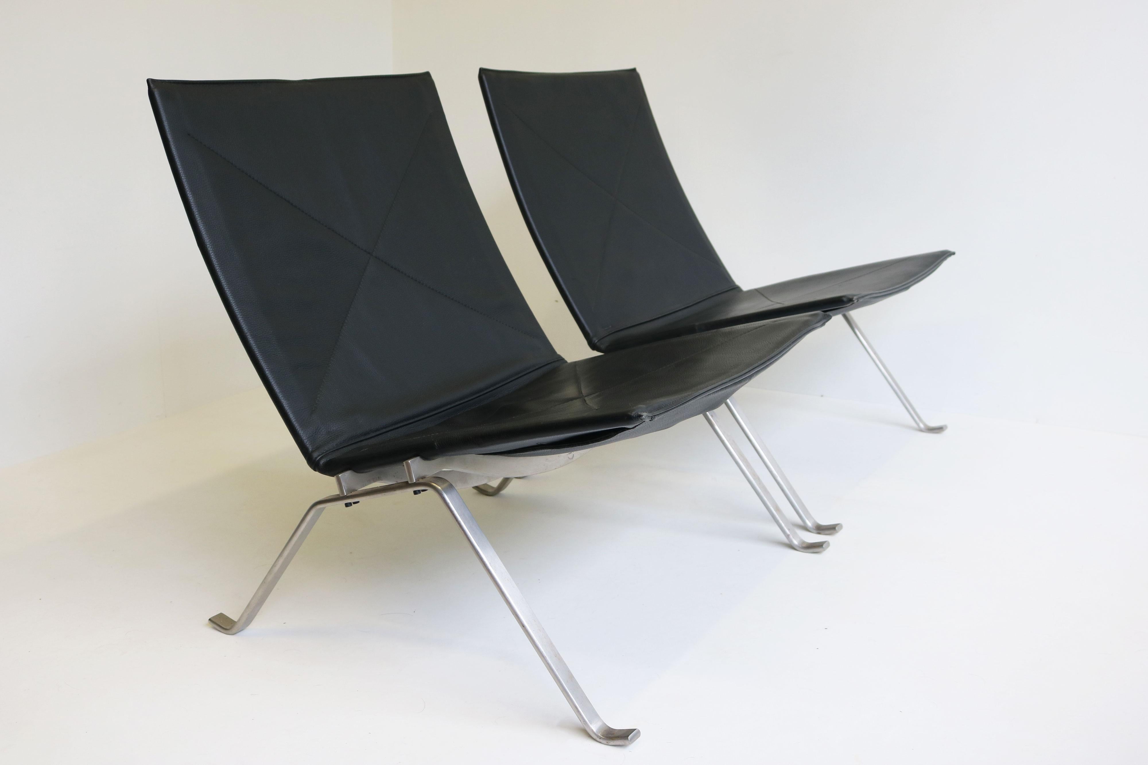 Paar PK22 Loungesessel von Poul Kjaerholm für Fritz Hansen, schwarzes Leder (21. Jahrhundert und zeitgenössisch) im Angebot