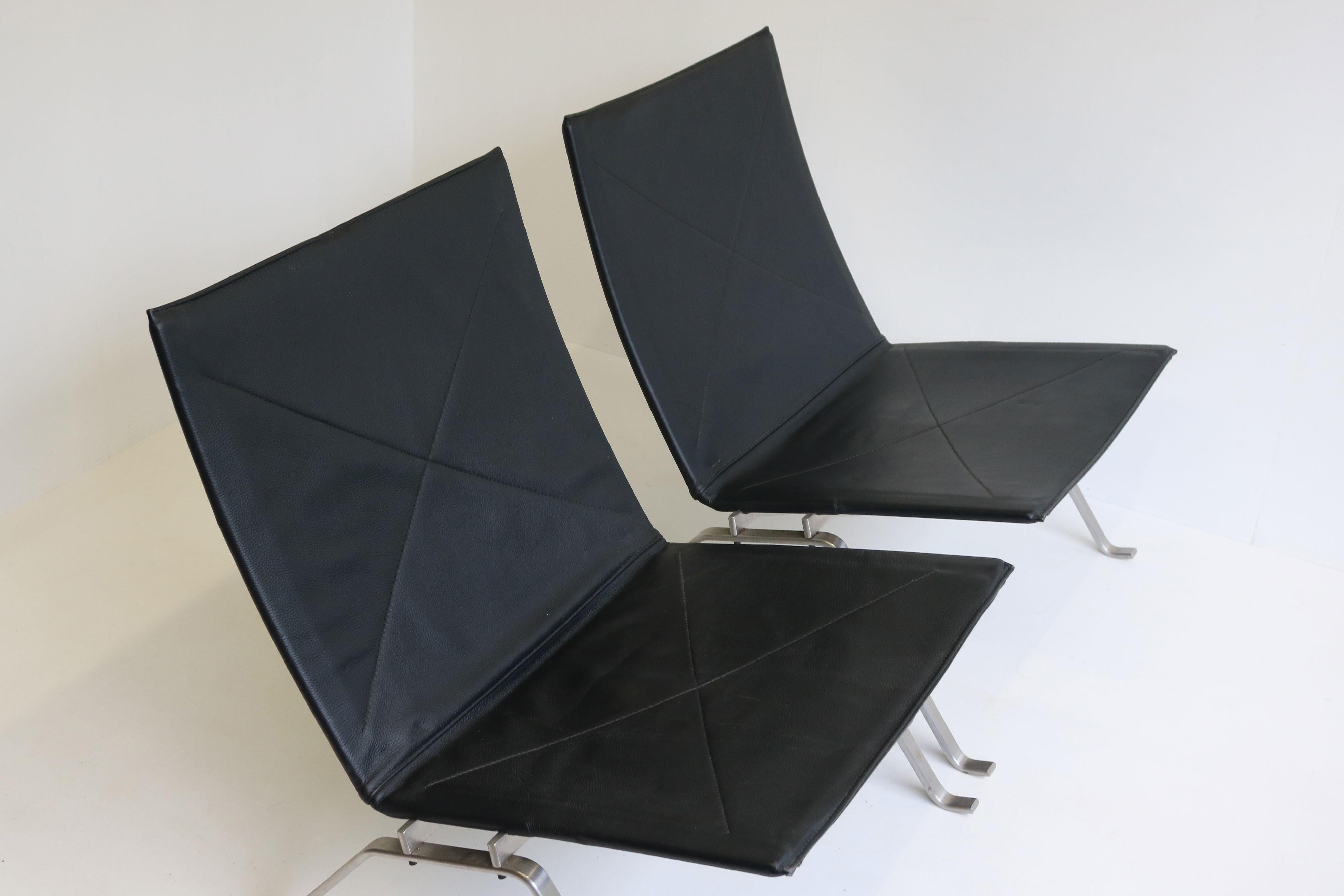 Paar PK22 Loungesessel von Poul Kjaerholm für Fritz Hansen, schwarzes Leder im Angebot 1