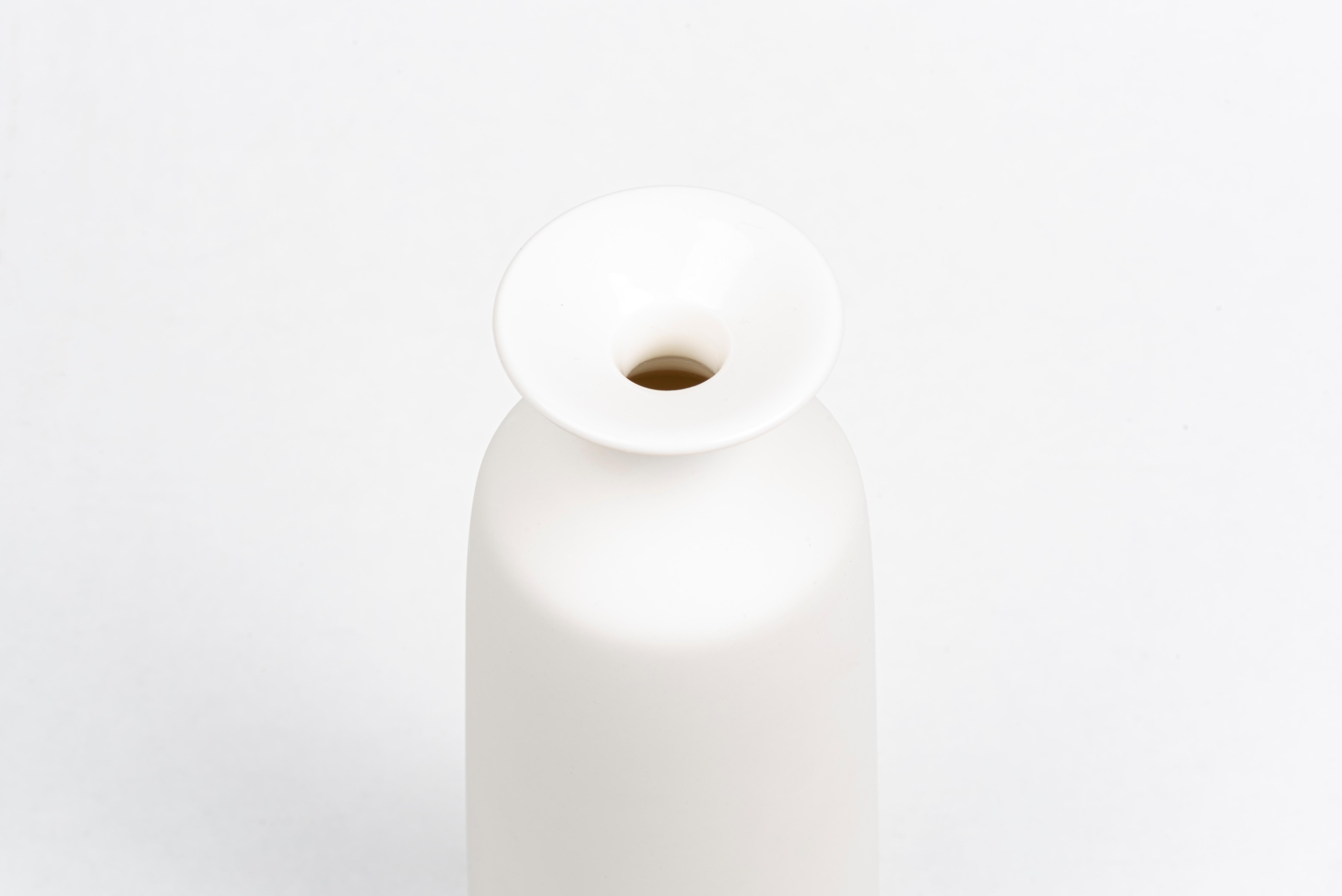 Pair of Plain Vases II  by Studio Cúze For Sale 2