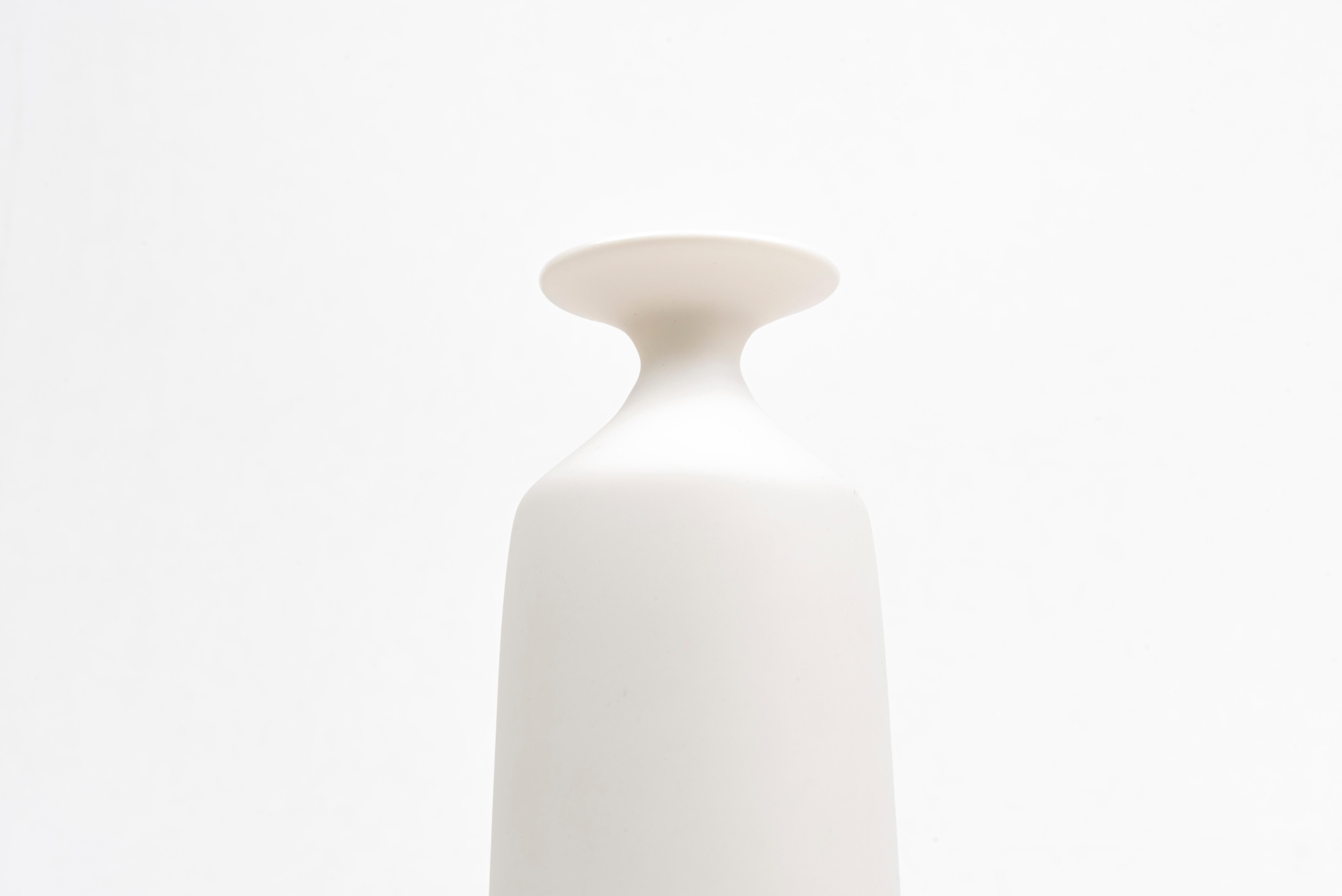 Pair of Plain Vases II  by Studio Cúze For Sale 3