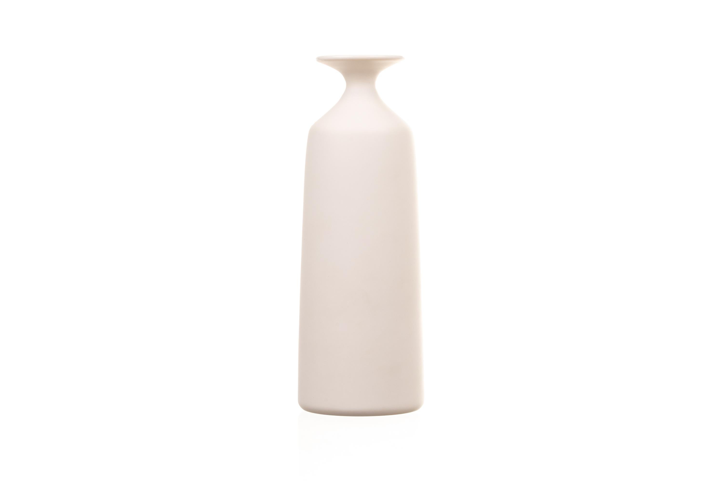 Pair of Plain Vases II  by Studio Cúze For Sale 8