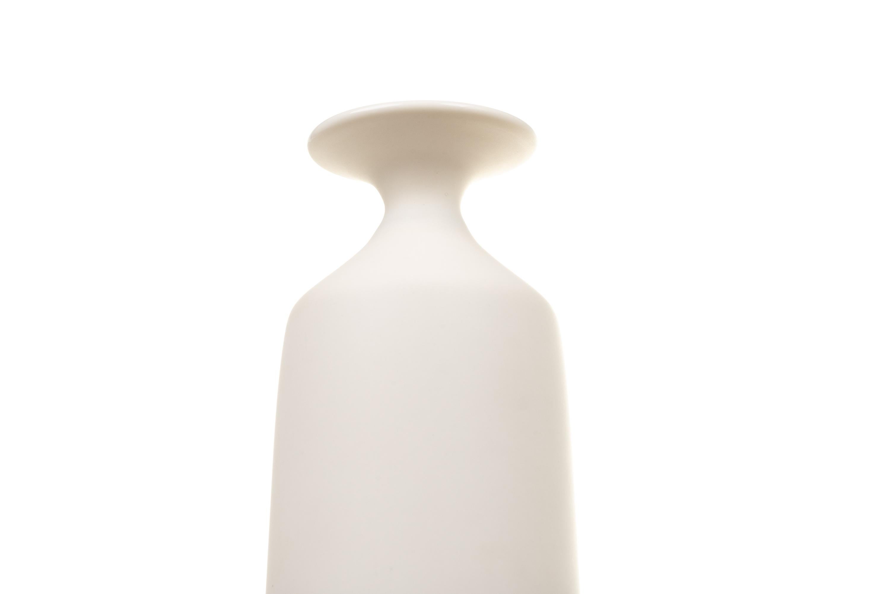 Pair of Plain Vases II  by Studio Cúze For Sale 9