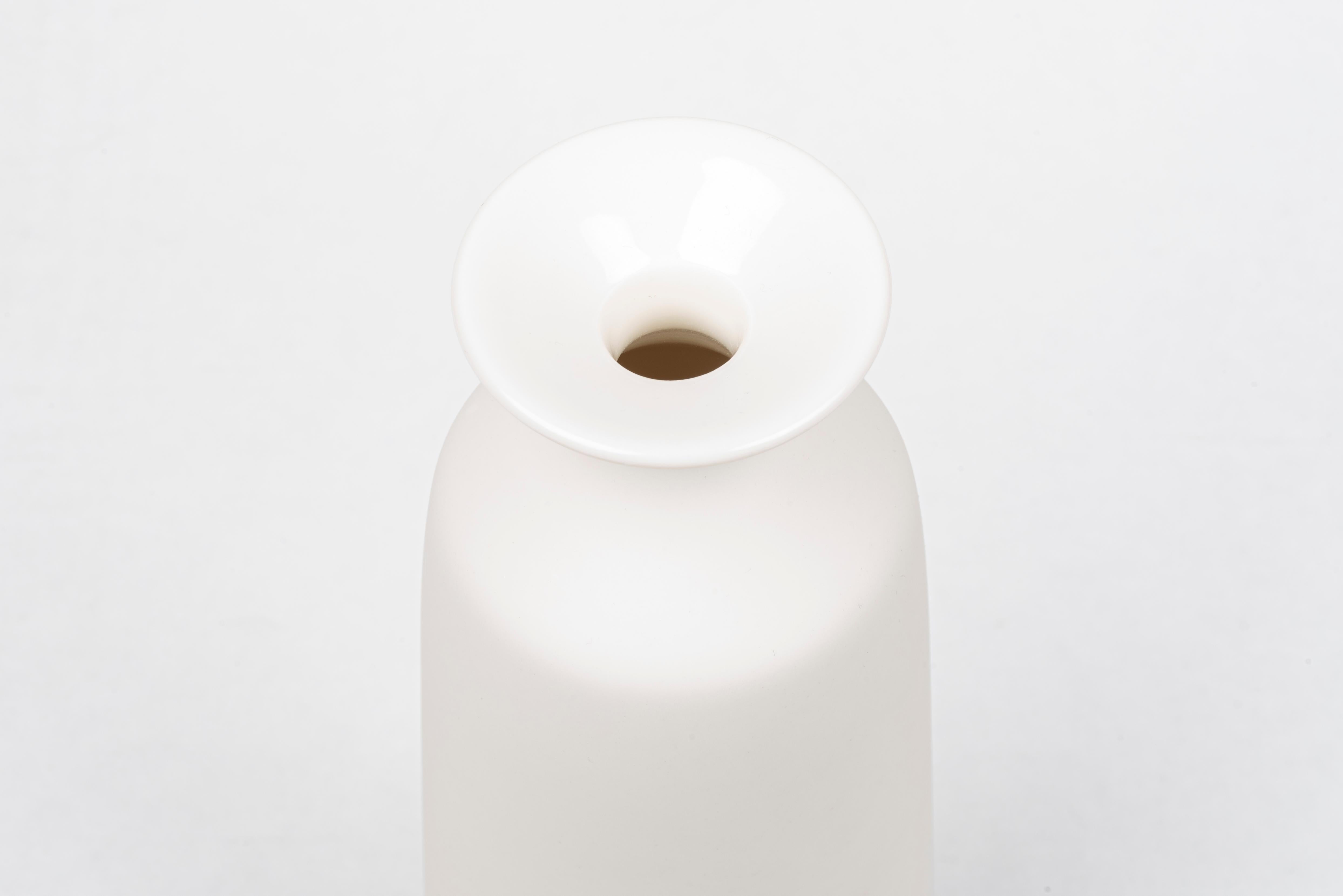 Pair of Plain Vases II  by Studio Cúze For Sale 1