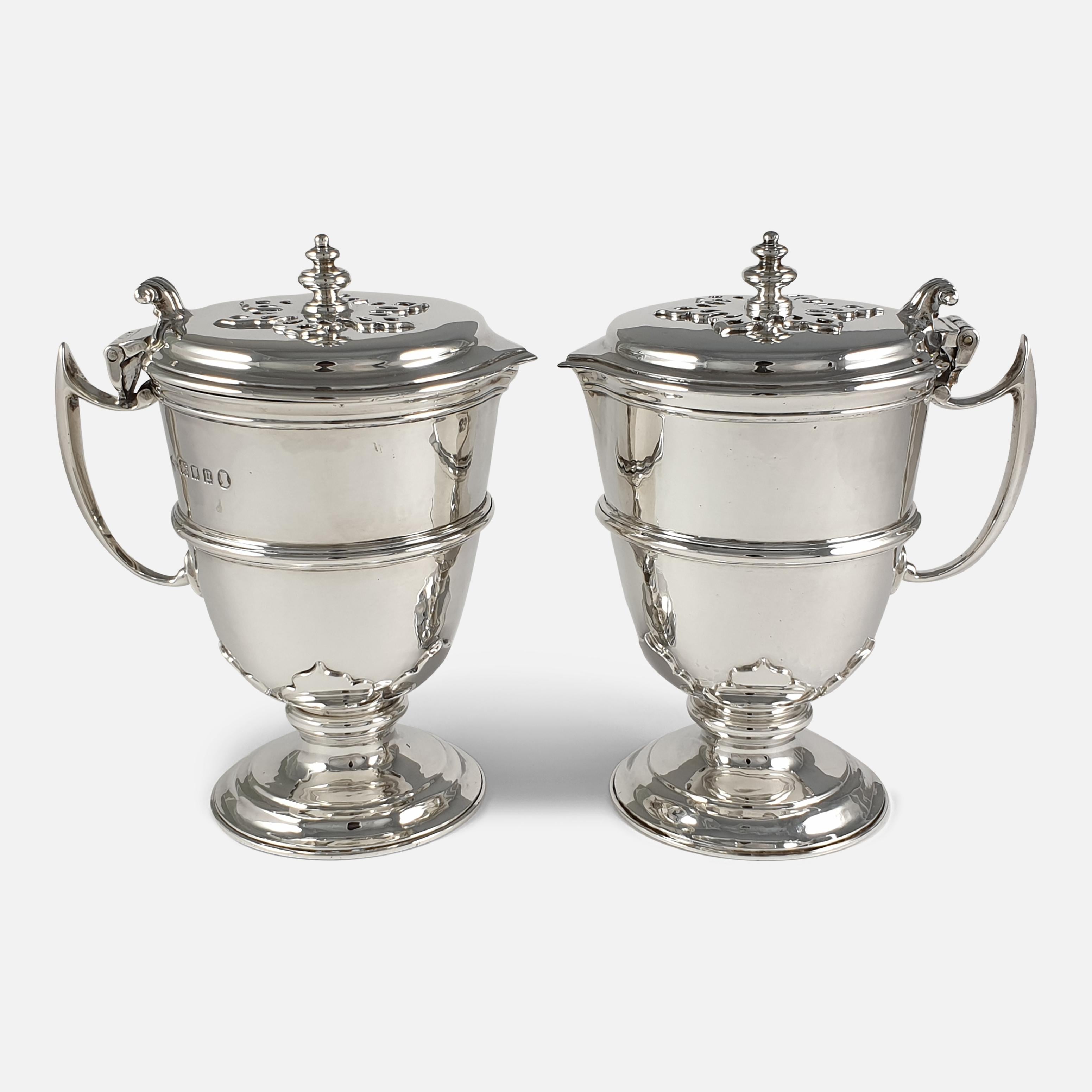 Pair of Sterling Silver Ewers, London, 1935 In Good Condition For Sale In Glasgow, GB