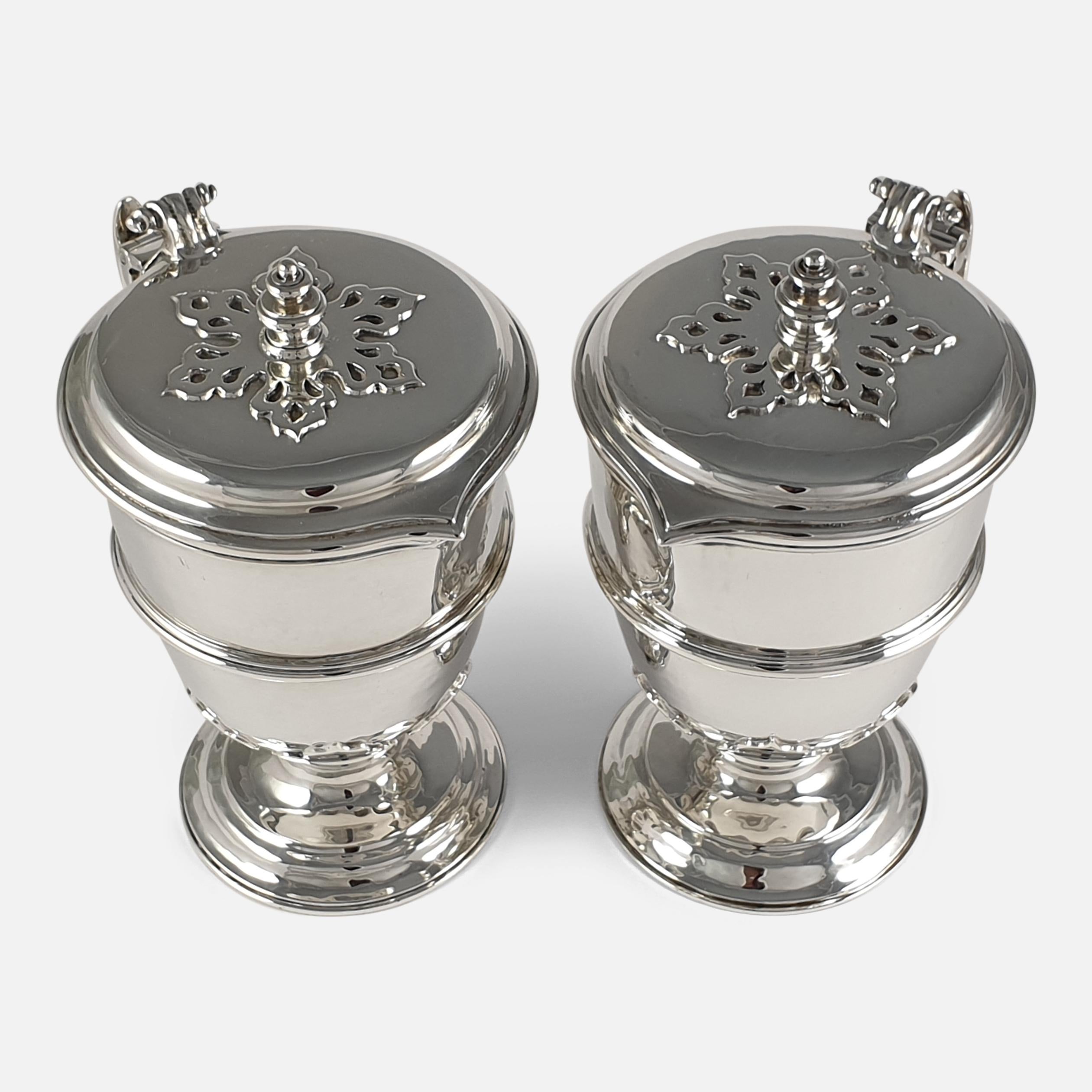 Pareja de aguamaniles de plata de ley, Londres, 1935 Plata esterlina en venta