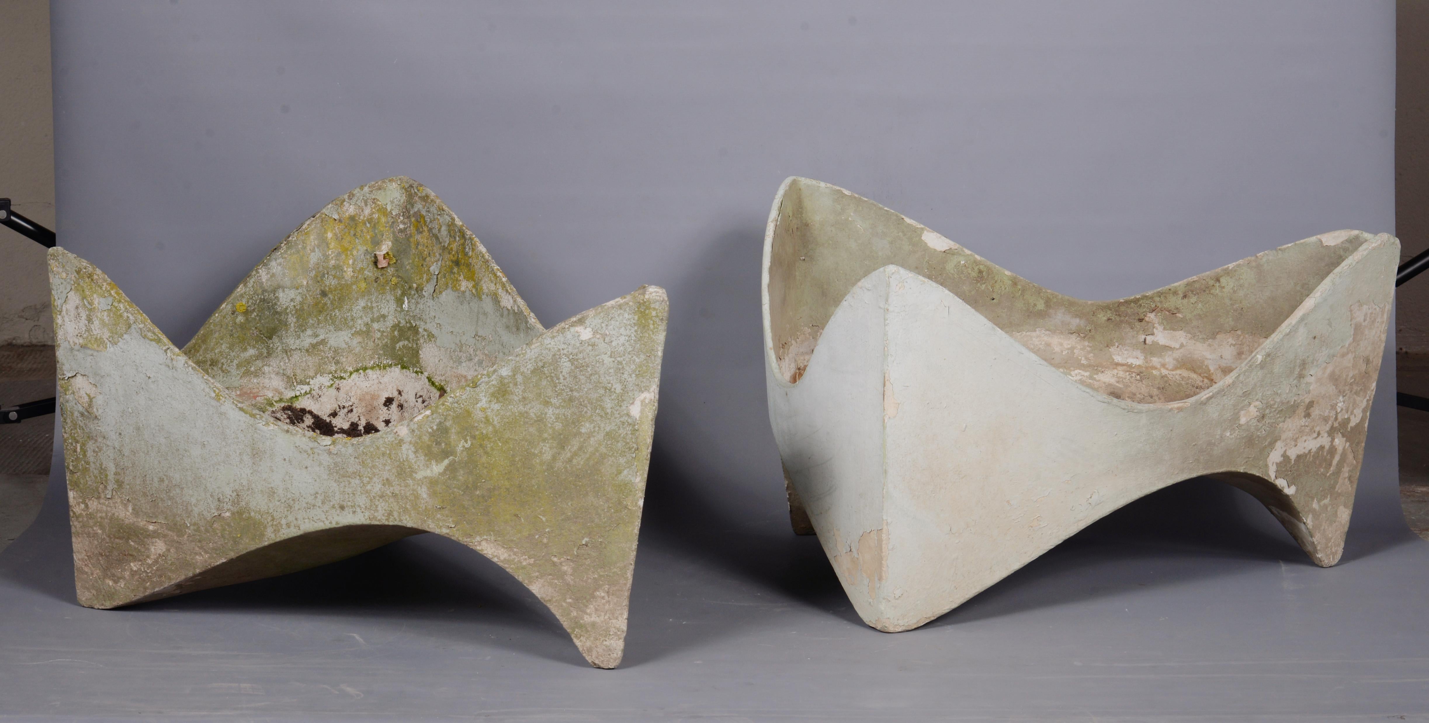 This rare pair of planters was made by the Swiss designer, Willy Ghul in the 1950's in natural fiber cement. It's the edition « Eternit AG/Elo, 1954 » which is shaped as an abstract triangle reminding a tooth shape.
The Eternit is a kind of cement