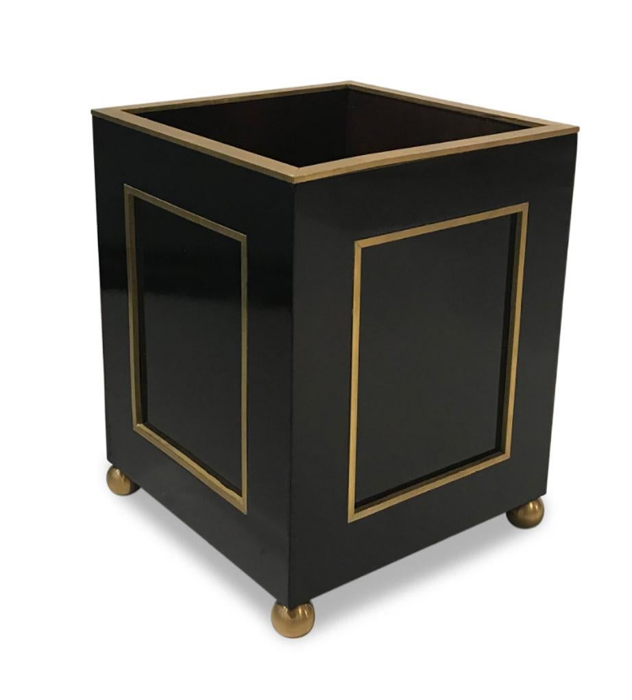 Legno laccato con montatura in ottone.
Può essere realizzato su ordinazione.