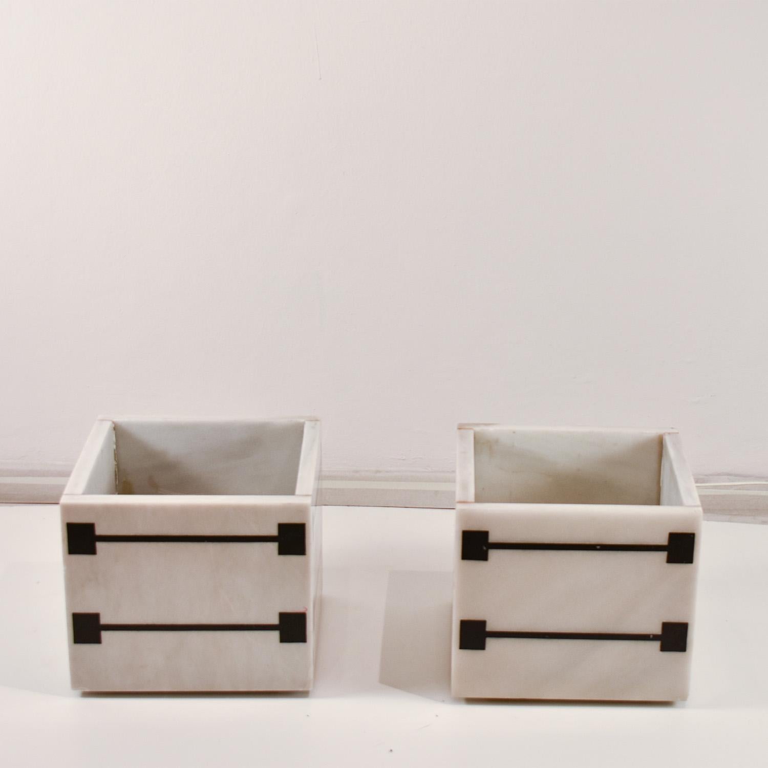 Pair of plant pots, in black and white marble.
Very special, difficult to find, both in the midcentury market and in the contemporary market.
Price for the couple.