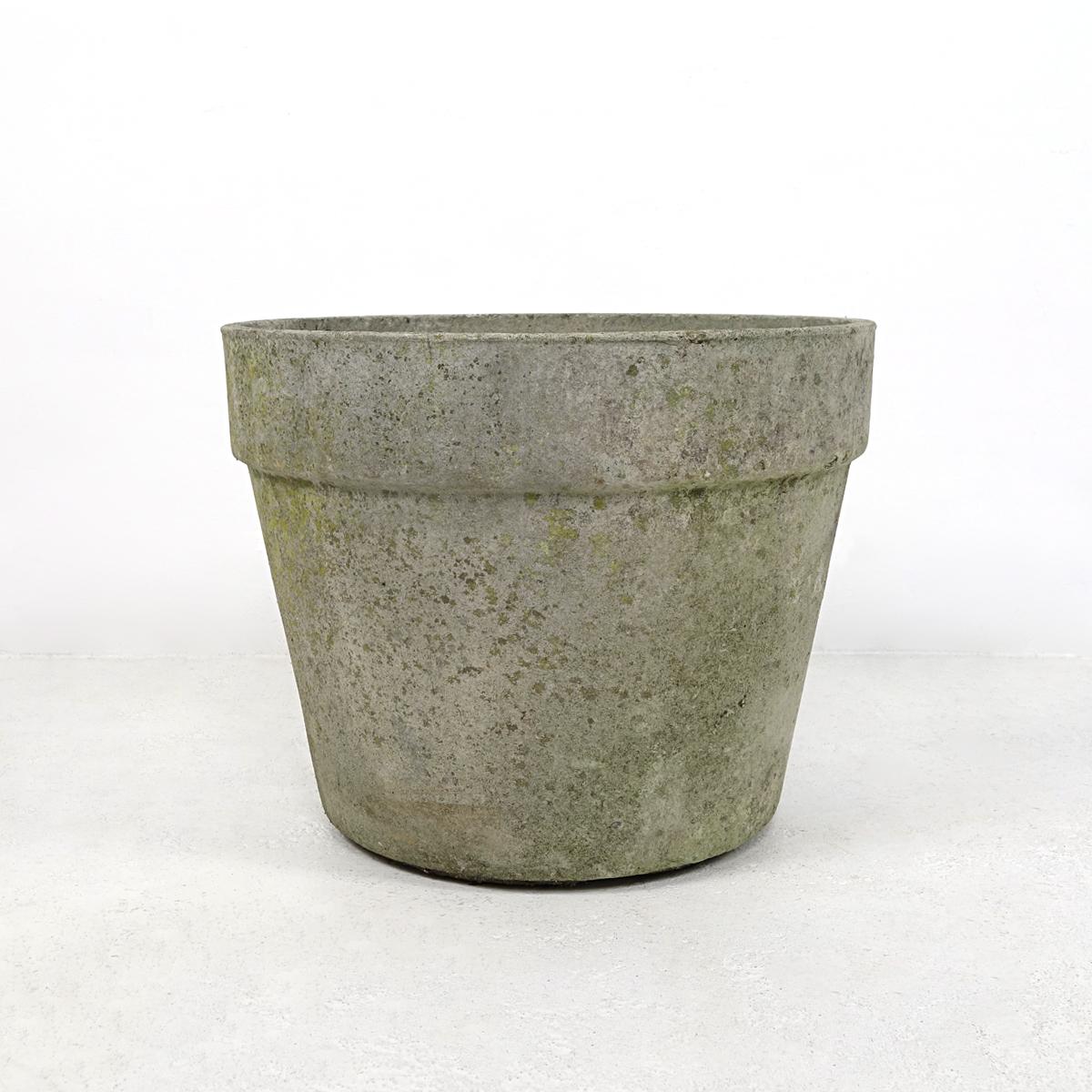 Pair of planters designed by famous Swiss artist, designer and architect Willy Guhl. The planters have the archetypical shape of flower pots and have ribbed rims. They are 26 cm (10.2 in) height and have a diameter of 32 cm (12.6 in). Great patina.