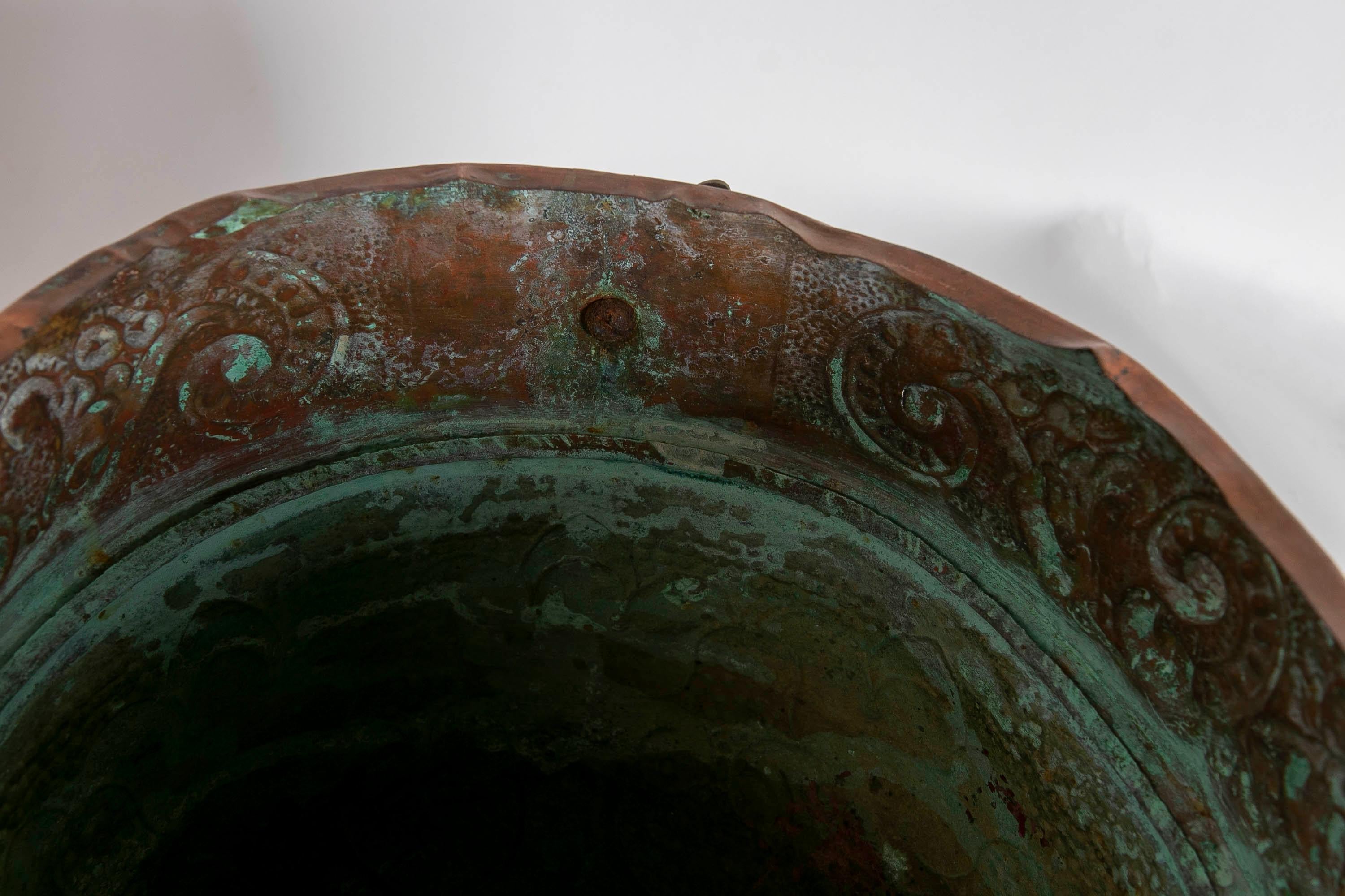 Paar Pflanzgefäße aus Eisen, geprägtem Metall und Bronze mit Gesichtern an den Seiten im Angebot 7