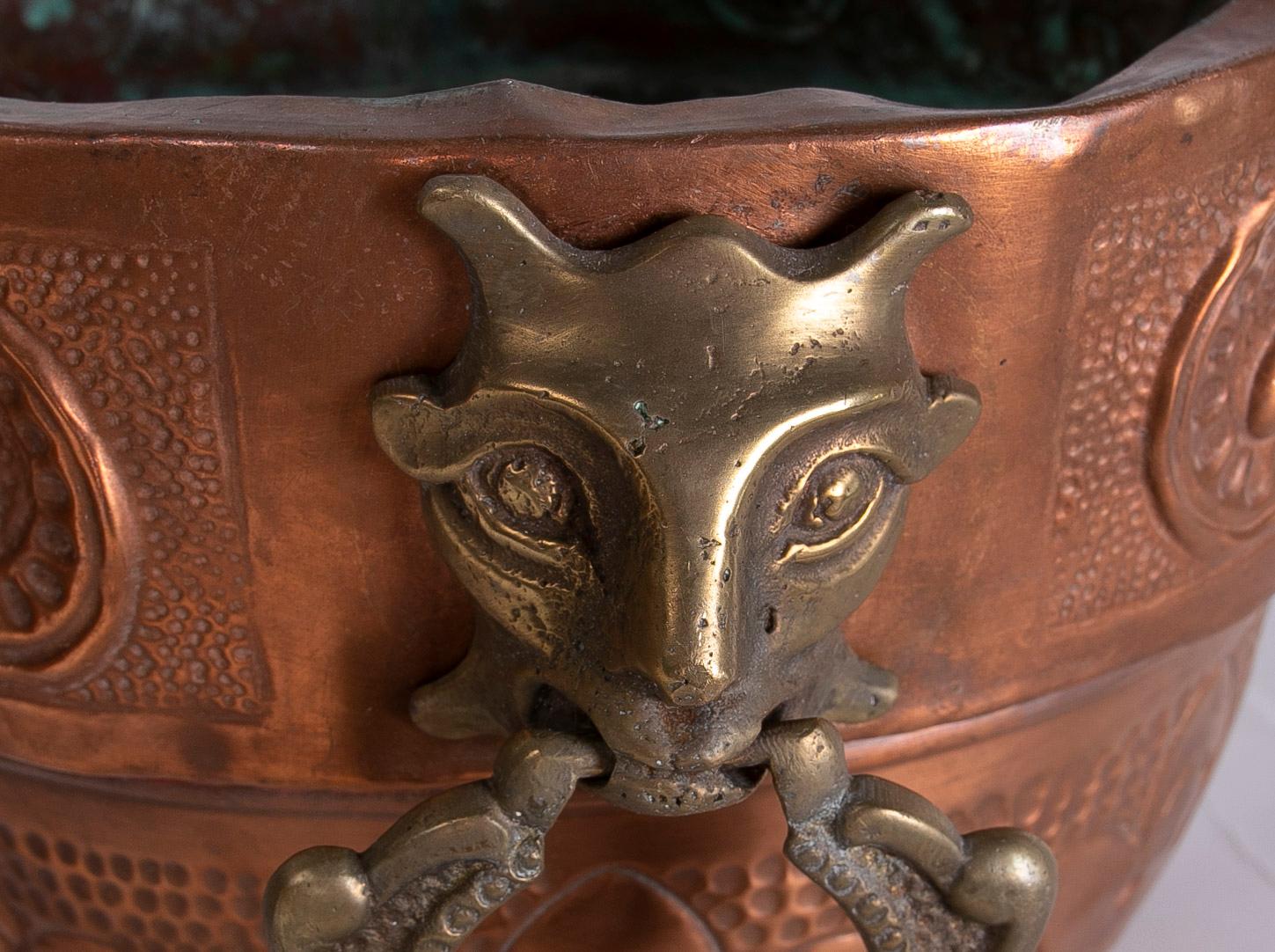 Paar Pflanzgefäße aus Eisen, geprägtem Metall und Bronze mit Gesichtern an den Seiten im Angebot 8