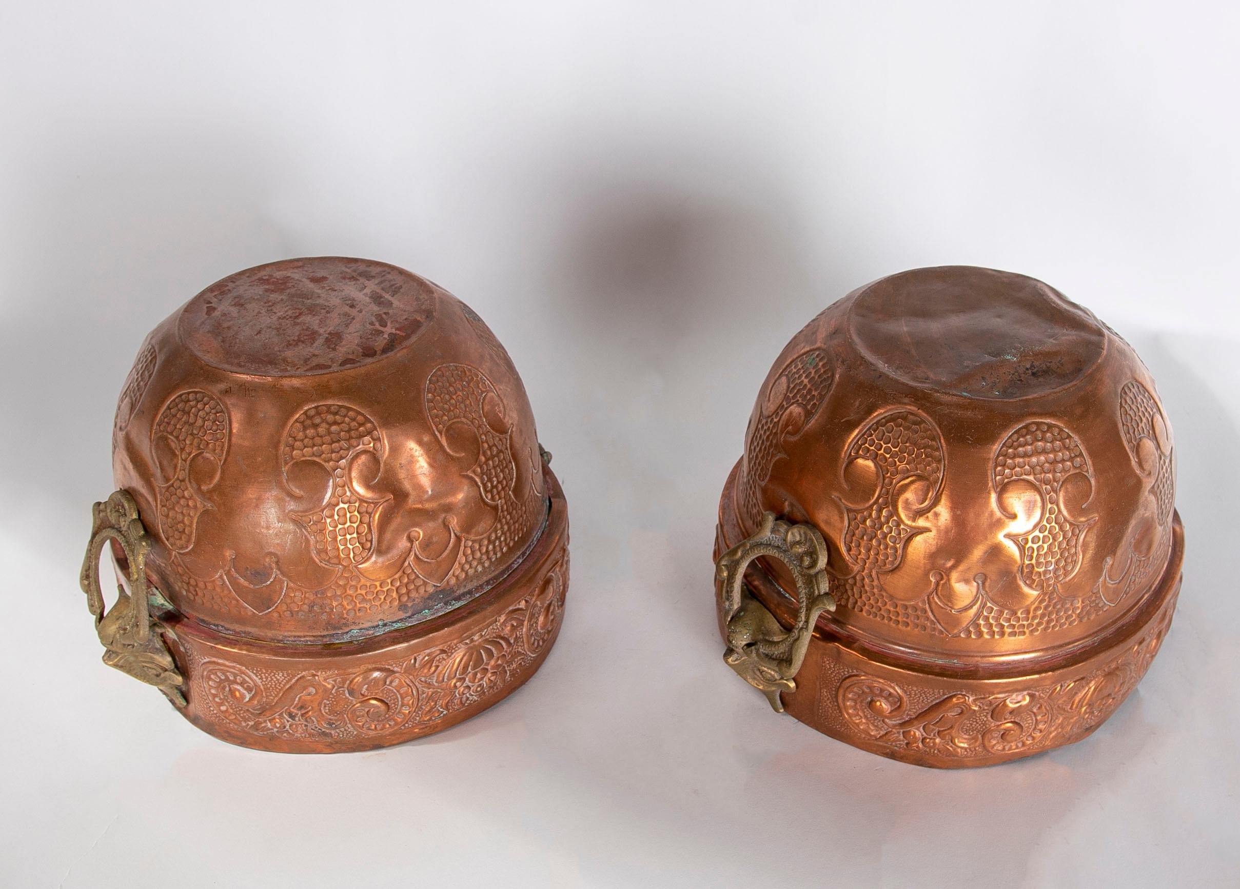 Paar Pflanzgefäße aus Eisen, geprägtem Metall und Bronze mit Gesichtern an den Seiten im Angebot 10