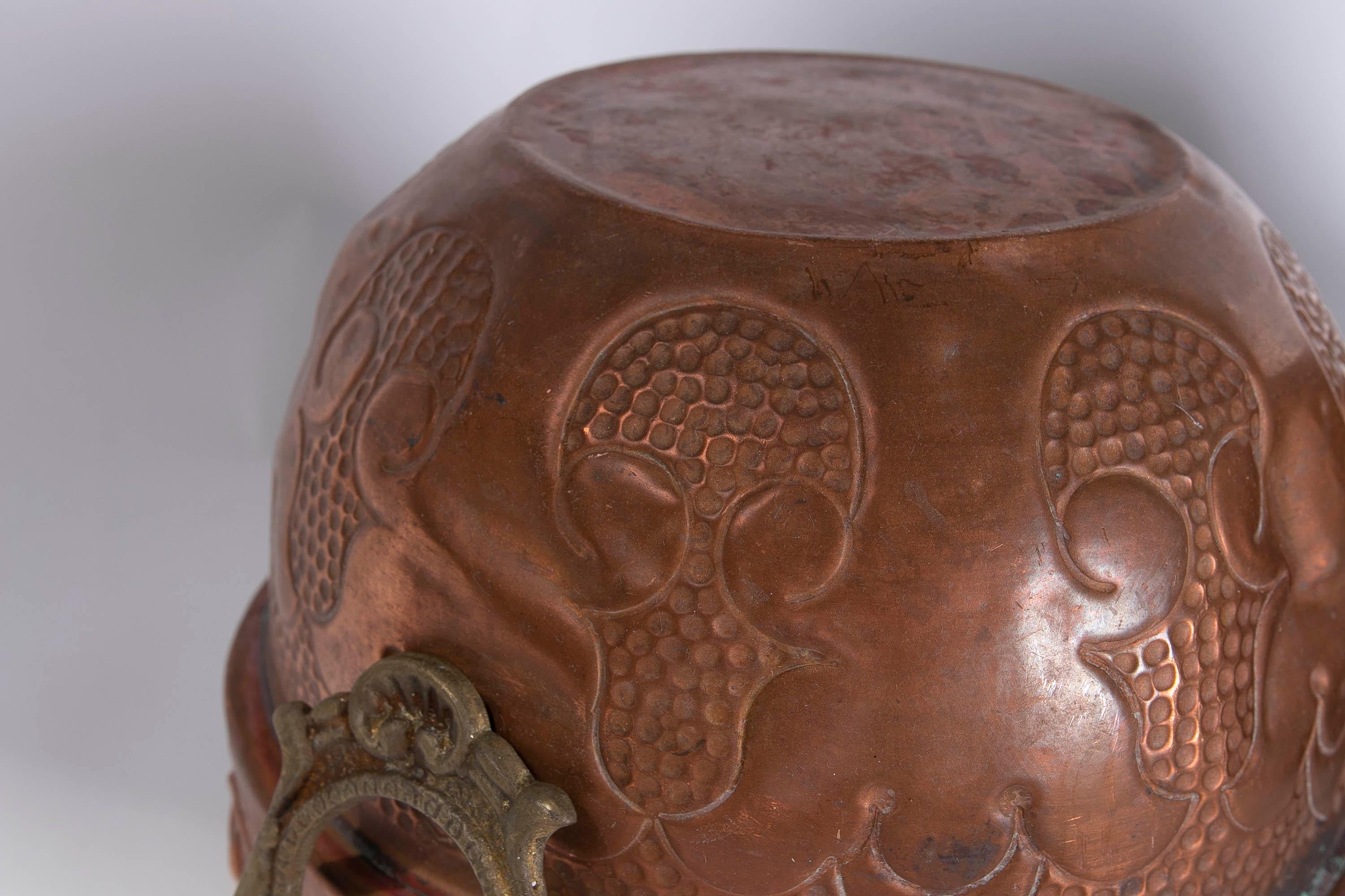 Paar Pflanzgefäße aus Eisen, geprägtem Metall und Bronze mit Gesichtern an den Seiten im Angebot 11