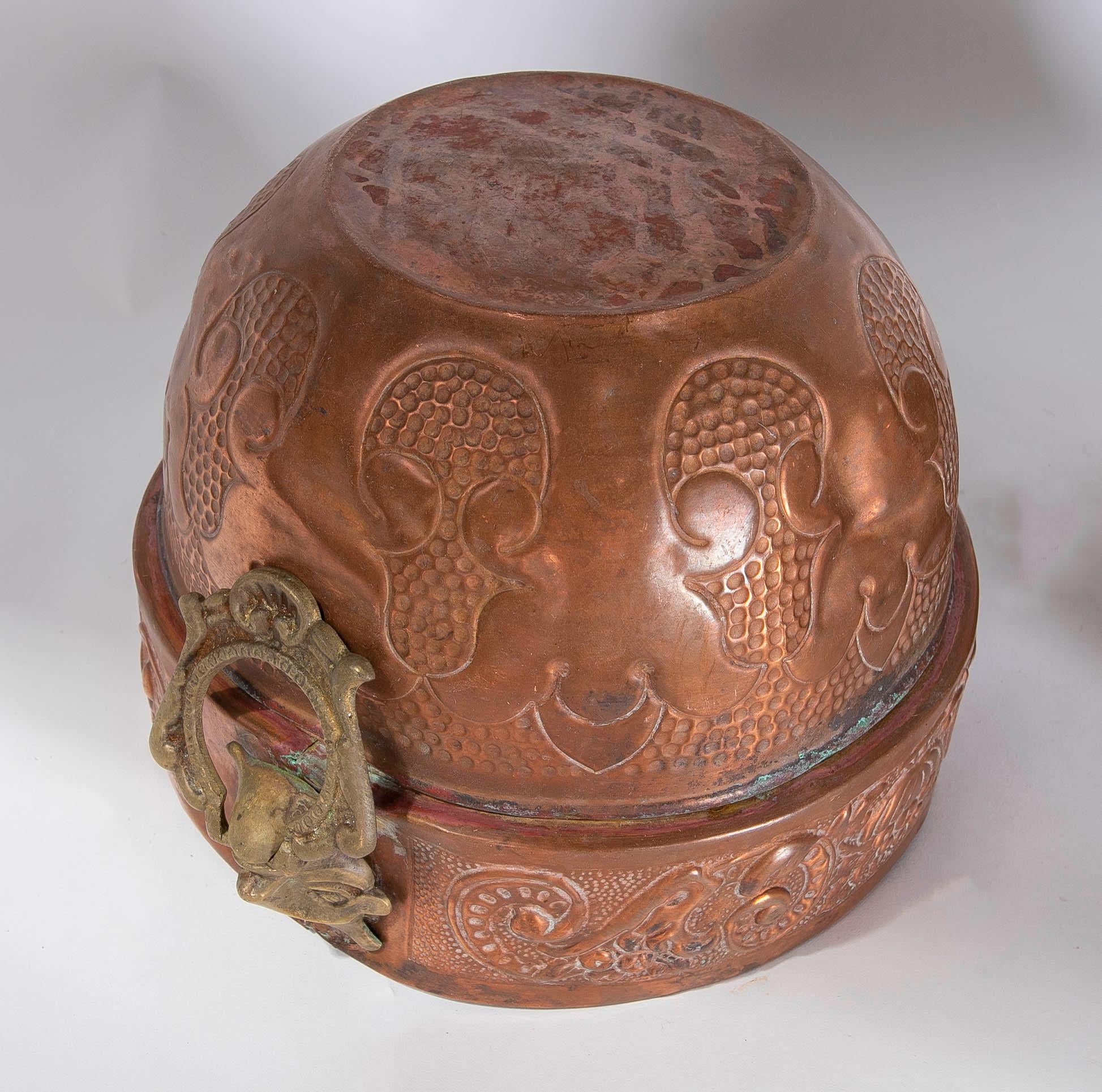 Paar Pflanzgefäße aus Eisen, geprägtem Metall und Bronze mit Gesichtern an den Seiten im Angebot 12