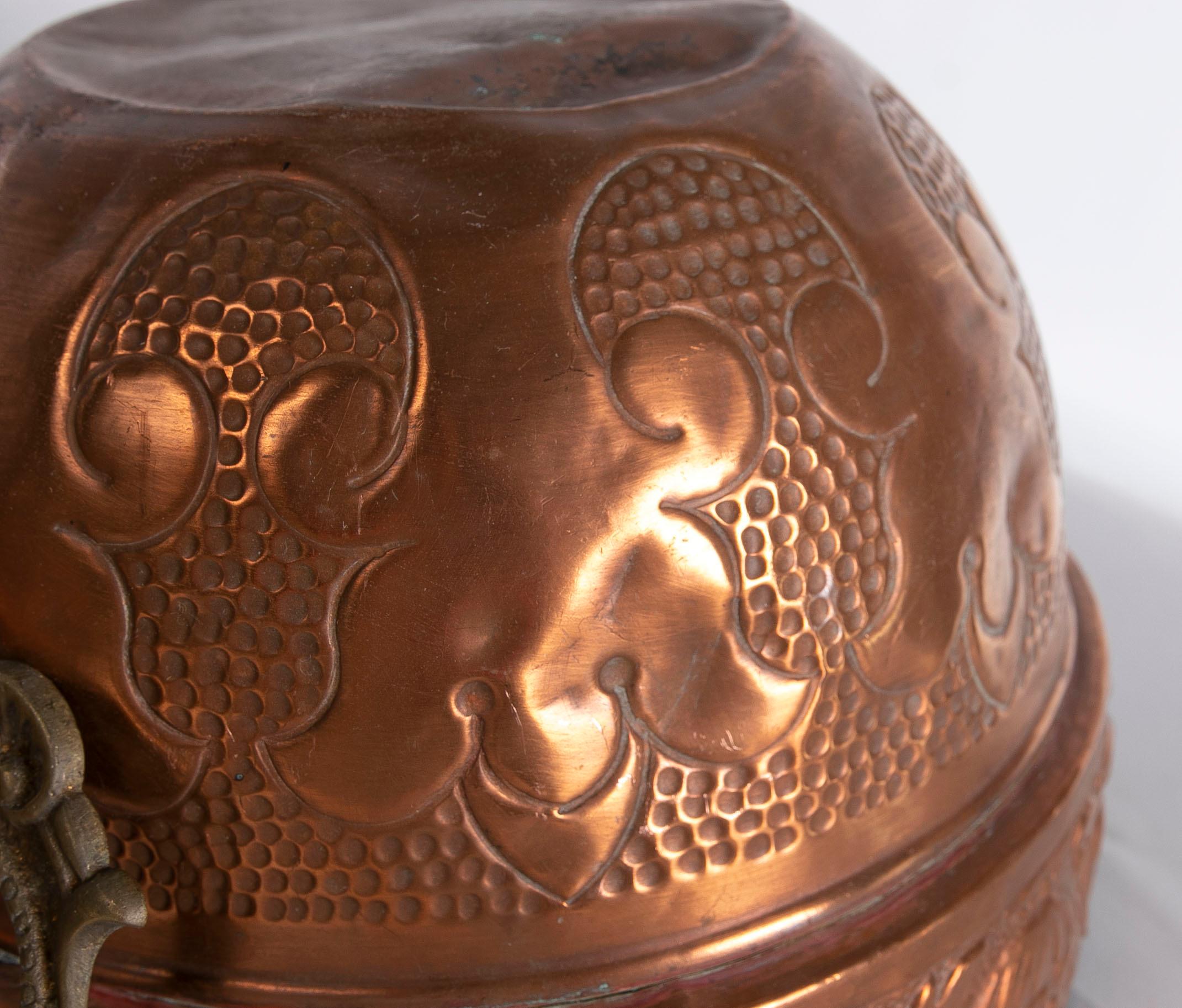 Paar Pflanzgefäße aus Eisen, geprägtem Metall und Bronze mit Gesichtern an den Seiten im Angebot 14