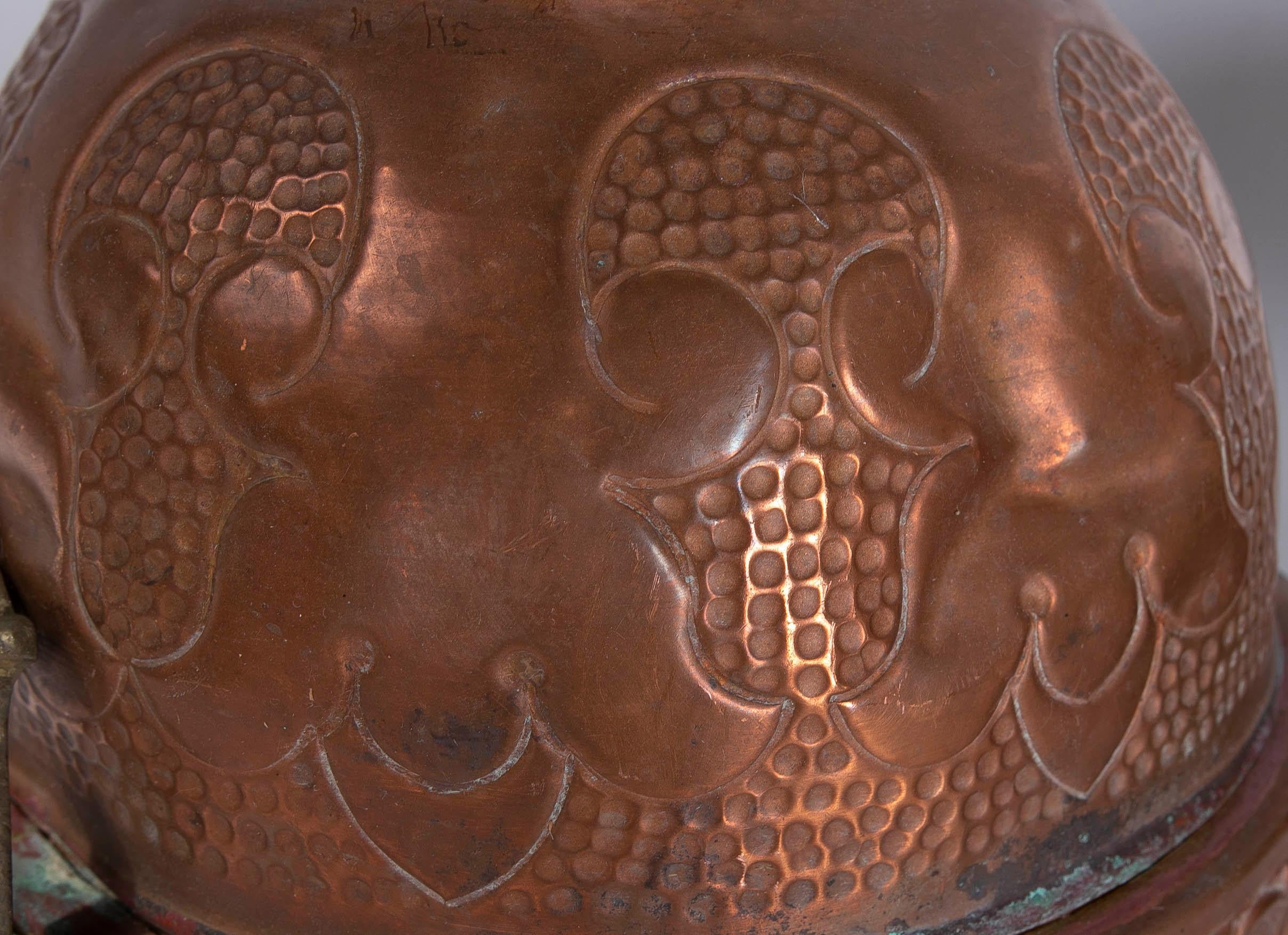 Paar Pflanzgefäße aus Eisen, geprägtem Metall und Bronze mit Gesichtern an den Seiten im Angebot 15