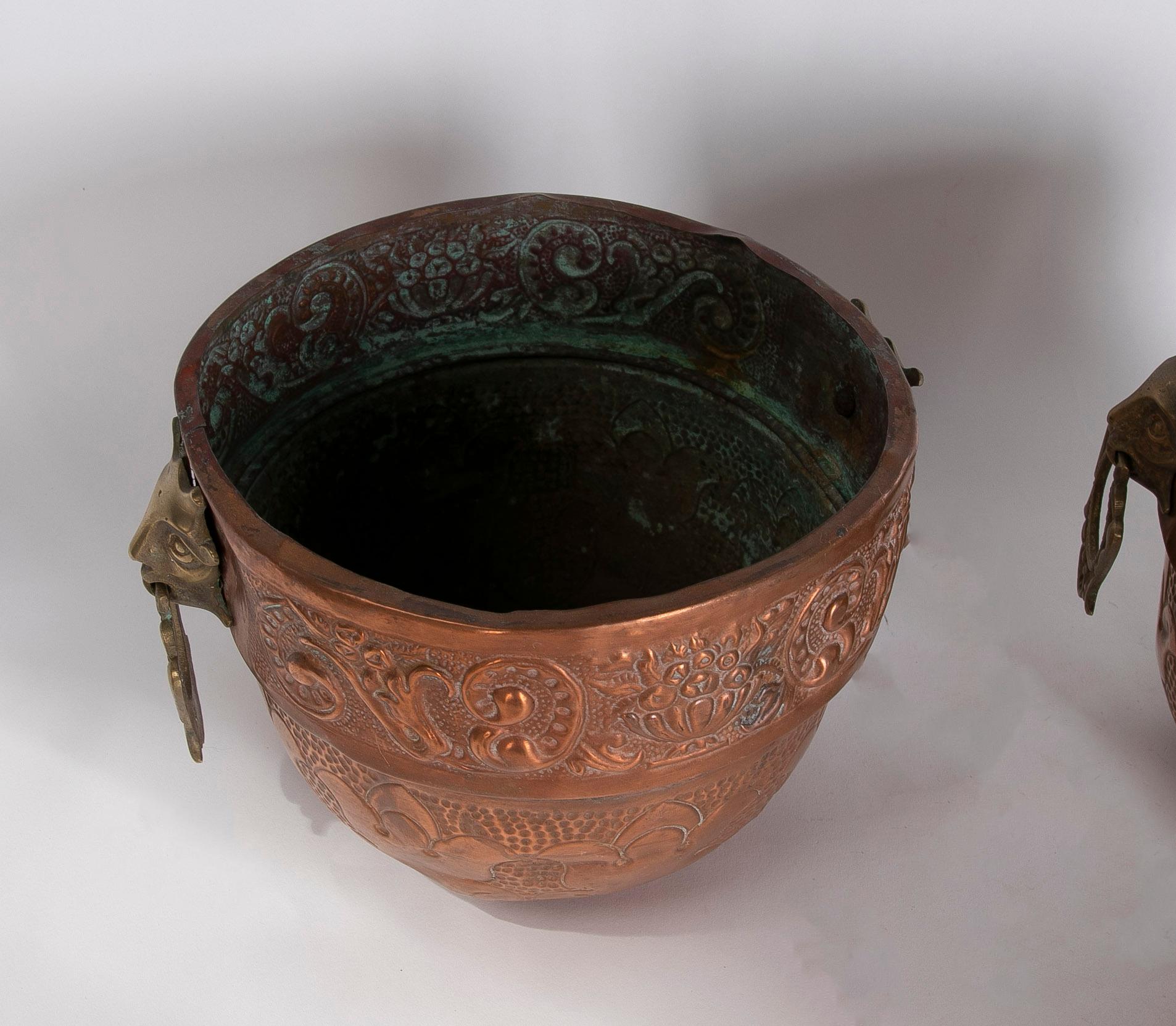 Paar Pflanzgefäße aus Eisen, geprägtem Metall und Bronze mit Gesichtern an den Seiten im Zustand „Gut“ im Angebot in Marbella, ES
