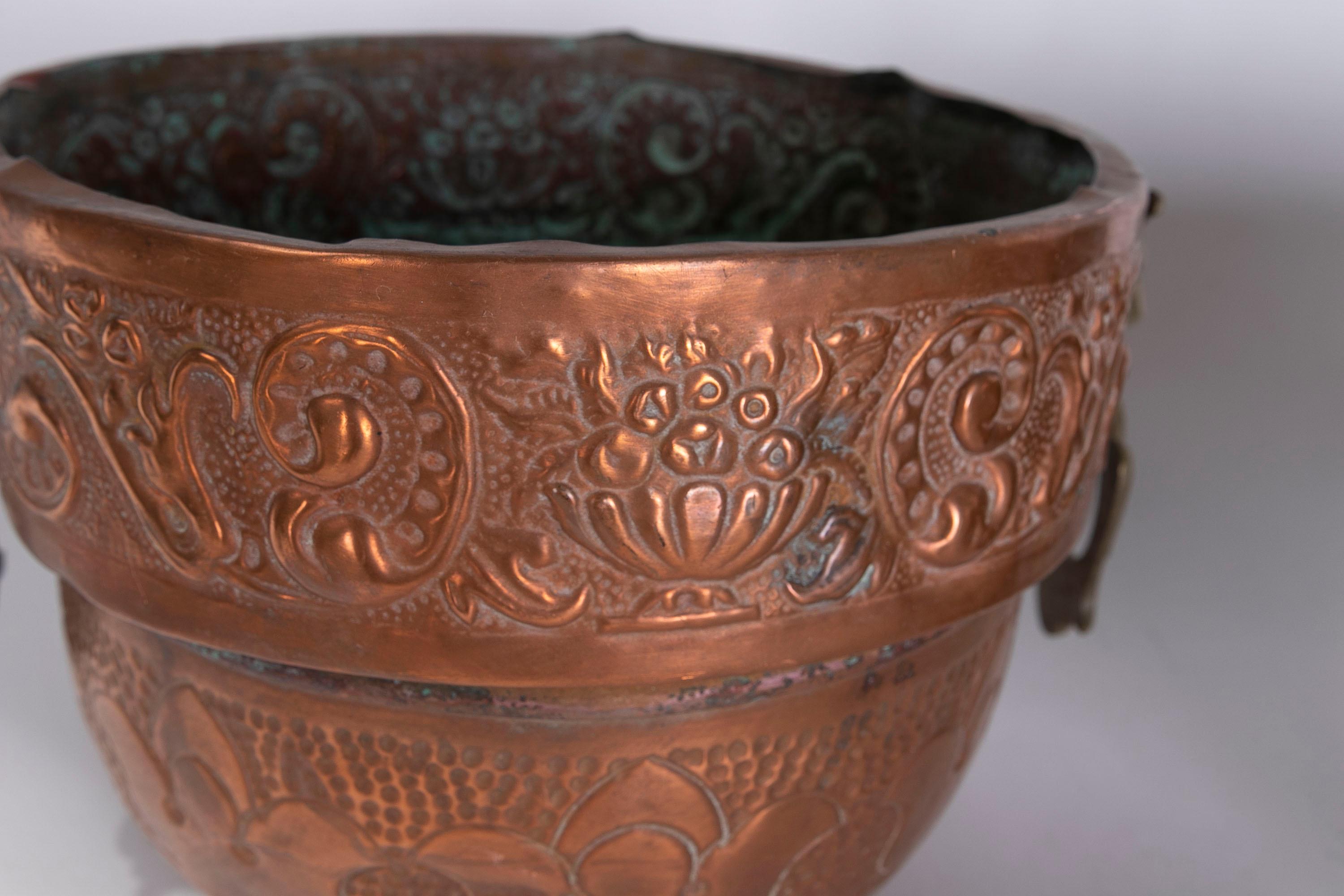 Paar Pflanzgefäße aus Eisen, geprägtem Metall und Bronze mit Gesichtern an den Seiten im Angebot 1