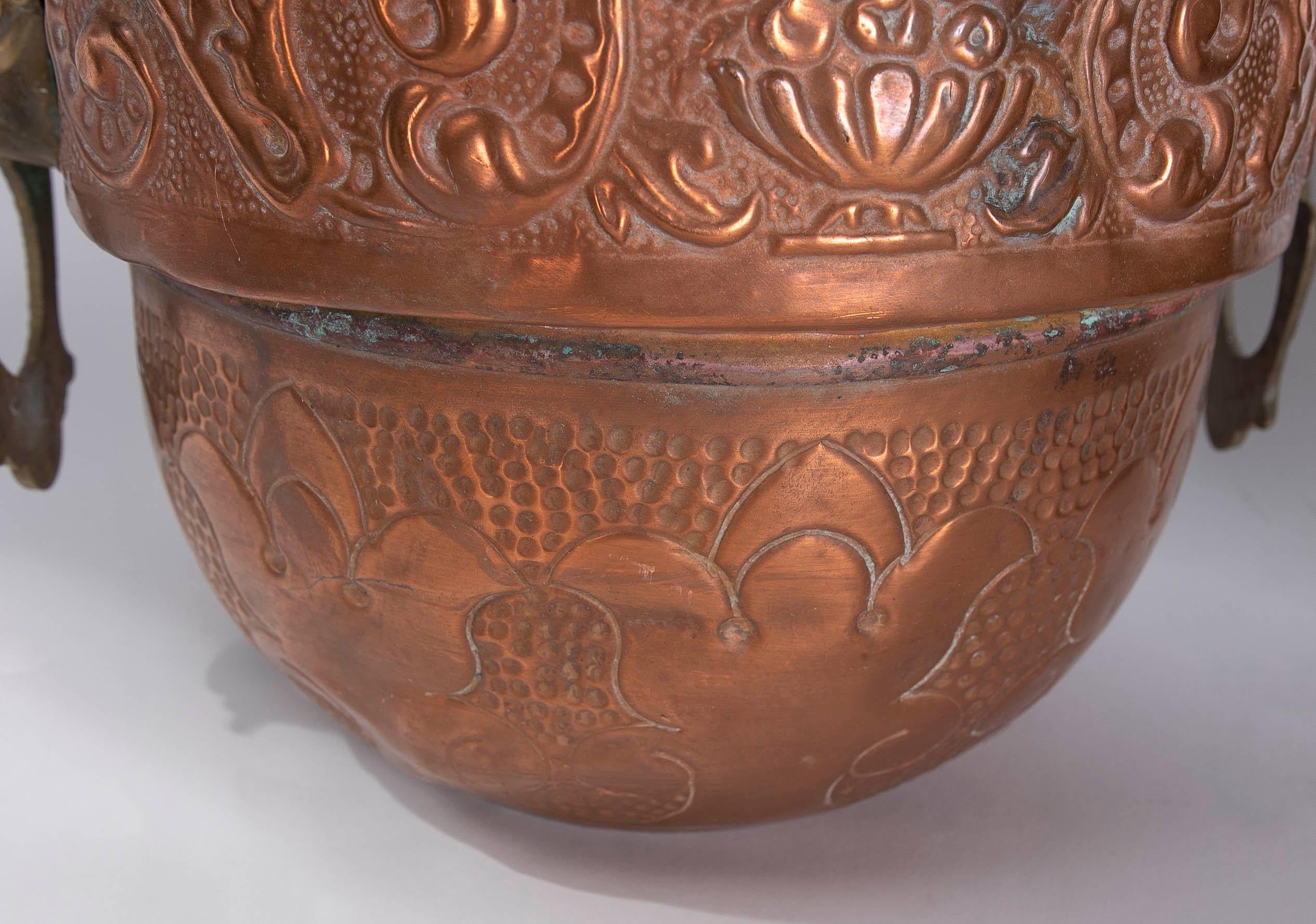 Paar Pflanzgefäße aus Eisen, geprägtem Metall und Bronze mit Gesichtern an den Seiten im Angebot 2