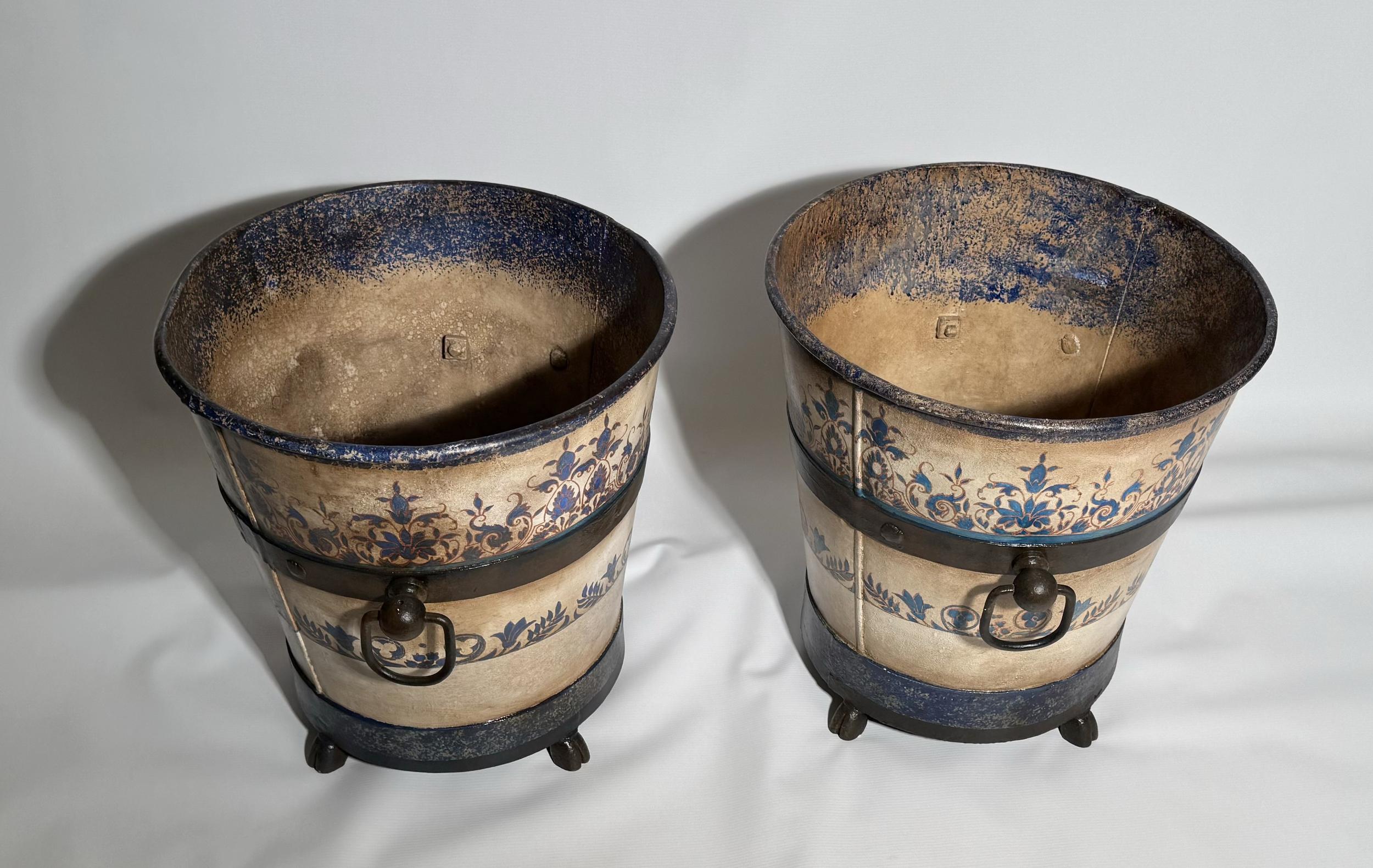 Paar Orangenbaum-Pflanzgefäße aus lackiertem Blech, dekoriert in Nachahmung des alten Rouen Steingutes, handbemalt.
Sie haben zwei Ringe und einen abnehmbaren Holzsockel.
Durchmesser: 42,5 cm (16,7 Zoll)
Höhe: 43 cm (17 Zoll)
