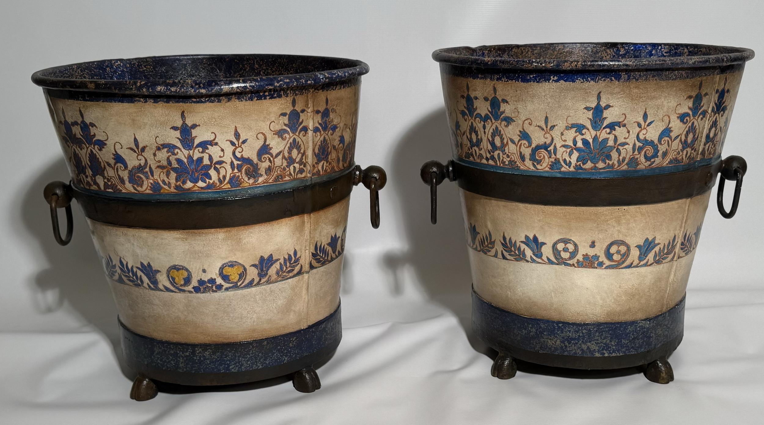 Paar Pflanzgefäße aus lackiertem Blech, Frankreich, um 1930 / 1940 (Französisch) im Angebot
