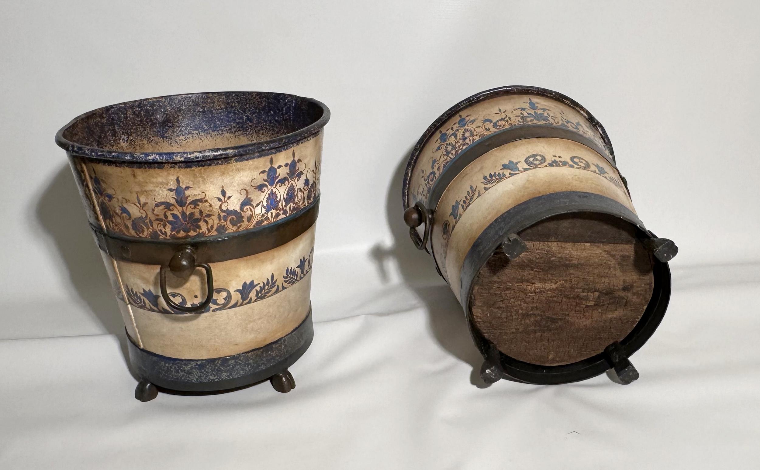 Paar Pflanzgefäße aus lackiertem Blech, Frankreich, um 1930 / 1940 (Handbemalt) im Angebot