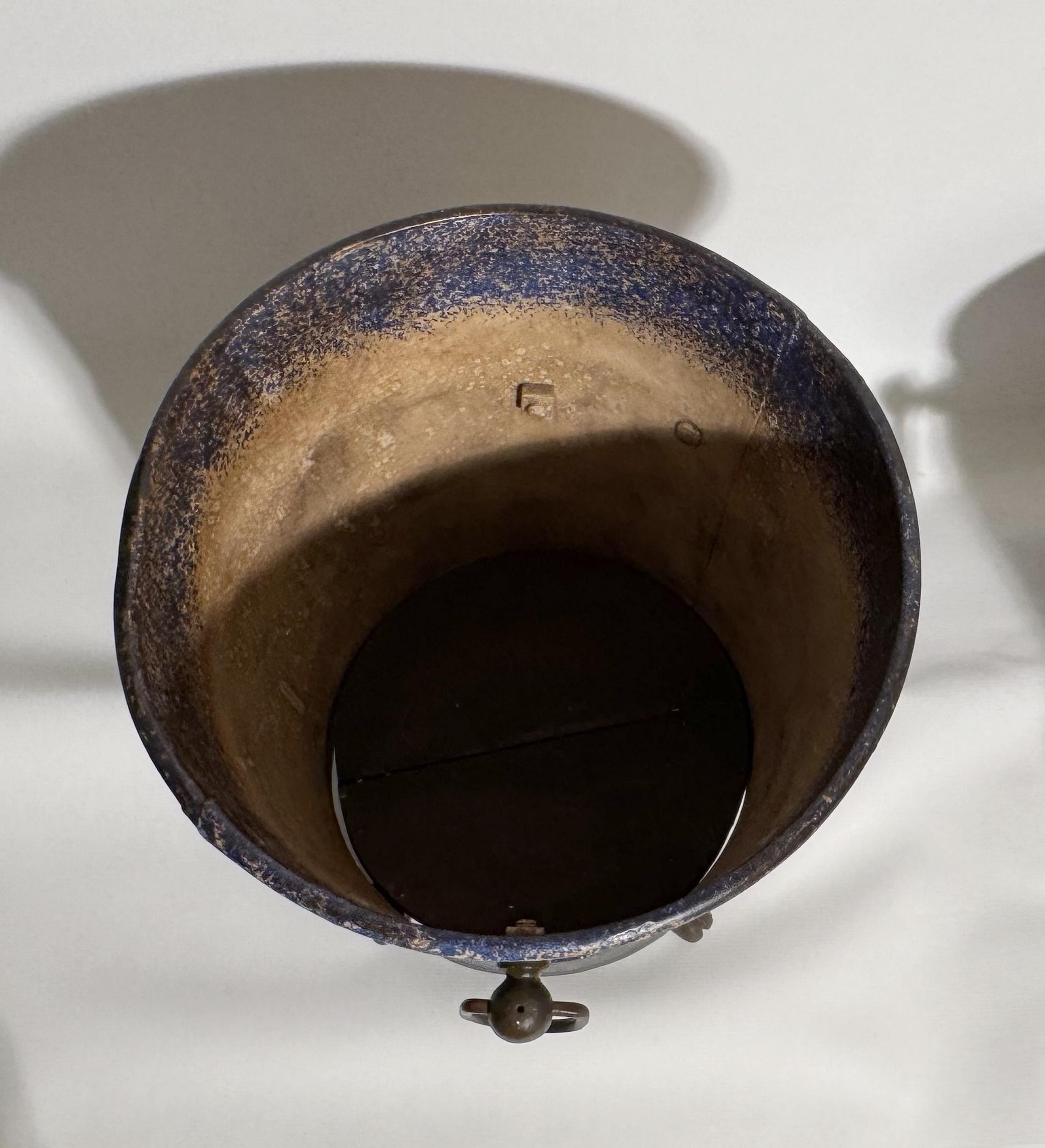 Paar Pflanzgefäße aus lackiertem Blech, Frankreich, um 1930 / 1940 im Zustand „Gut“ im Angebot in Paris, FR