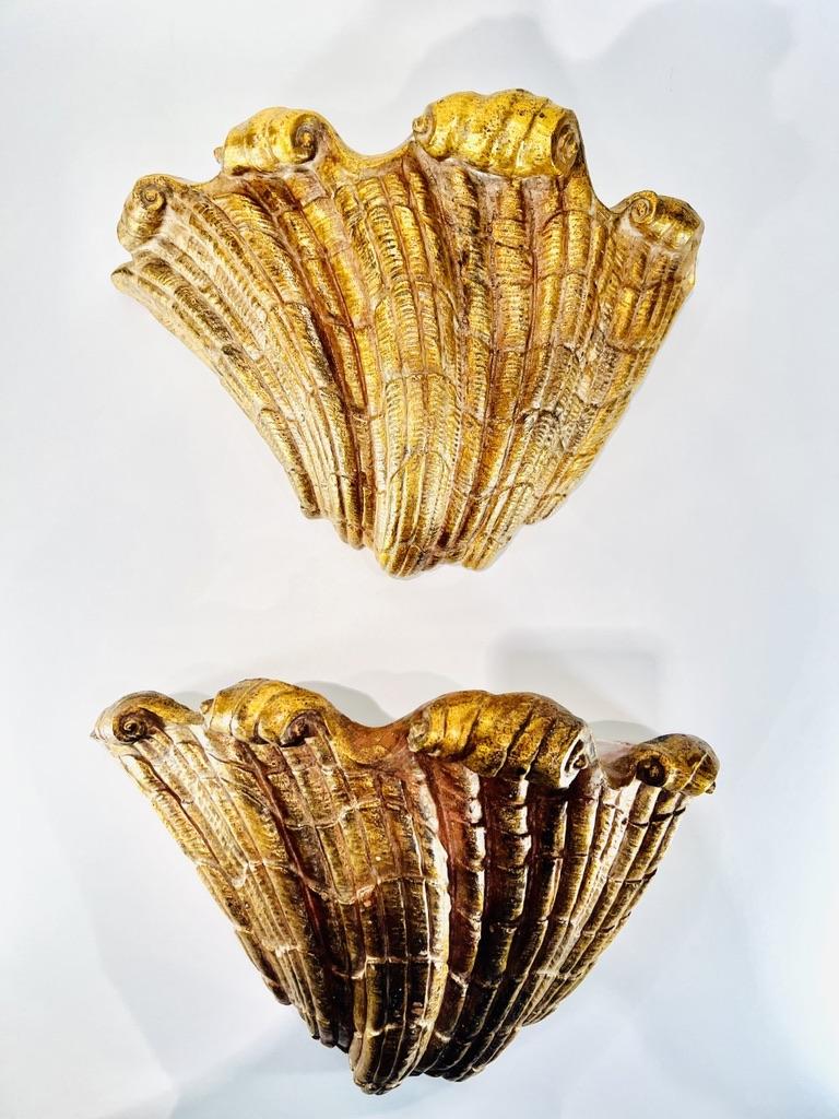 Großes Paar Pflanzgefäße aus Gips mit alter goldener Patina, die Muscheln darstellen 1900 (Art nouveau) im Angebot