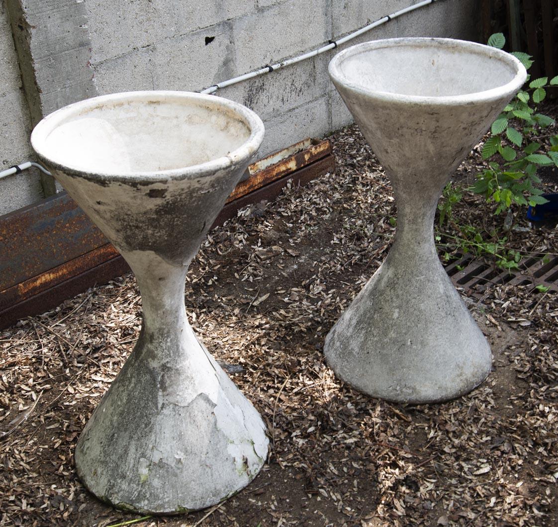 These diabolo-shaped planters were designed by Willy Guhl, a famous Swiss designer and edited by Eternit in the 1950s. These planters are made of Eternit, a stable material with a fibrous texture made of cement.