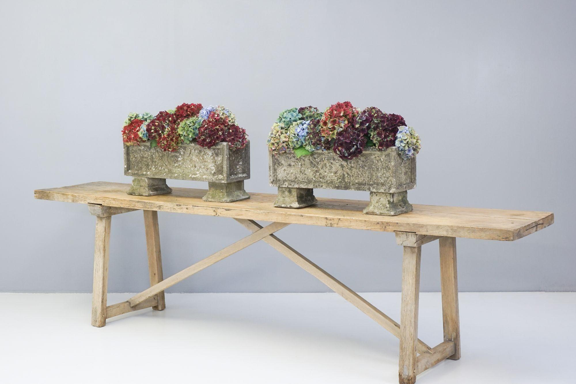 Pair of Planters on Feet In Distressed Condition For Sale In London, England
