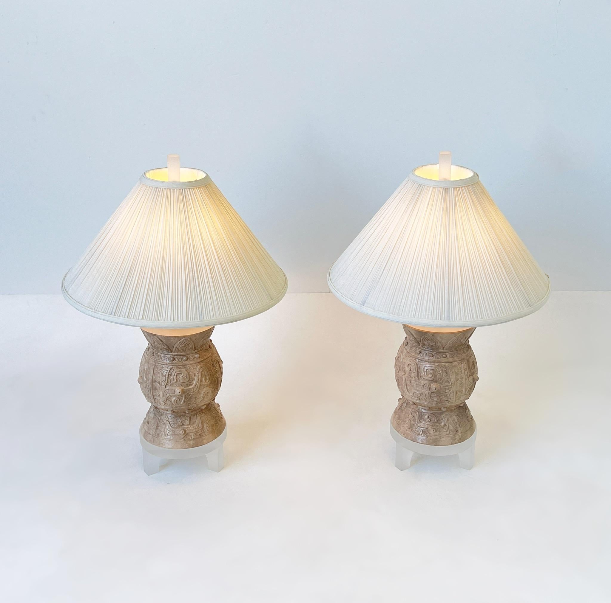Tischlampen aus Gips und Lucite von Bauer Lamp Co., Paar (Moderne) im Angebot