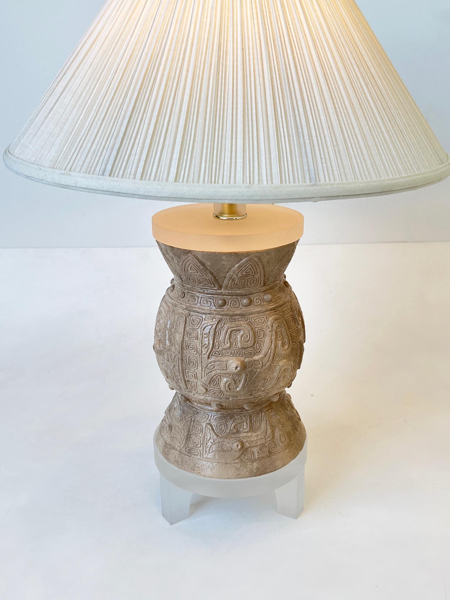 Tischlampen aus Gips und Lucite von Bauer Lamp Co., Paar (amerikanisch) im Angebot
