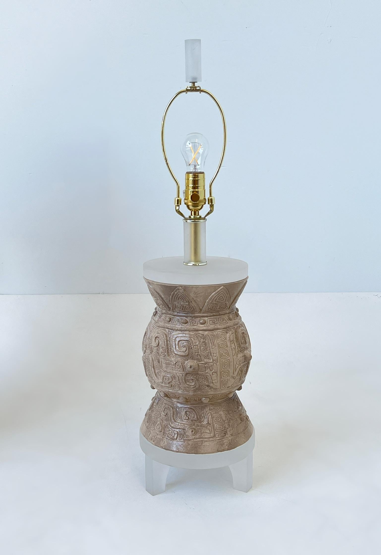 Tischlampen aus Gips und Lucite von Bauer Lamp Co., Paar (Ende des 20. Jahrhunderts) im Angebot