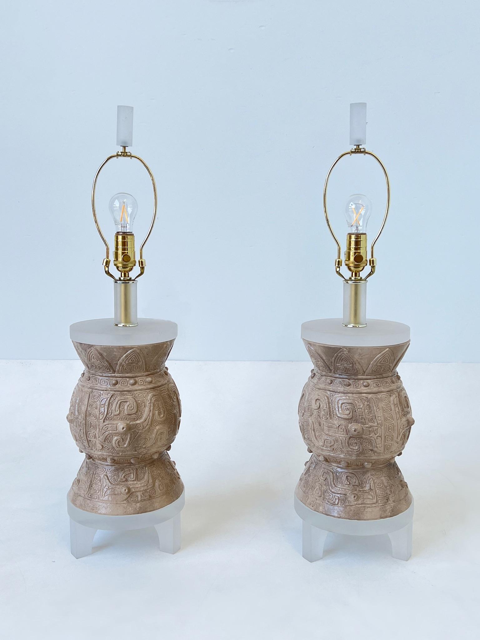 Fin du 20e siècle Paire de lampes de bureau en plâtre et lucite de Bauer Lamp Co. en vente