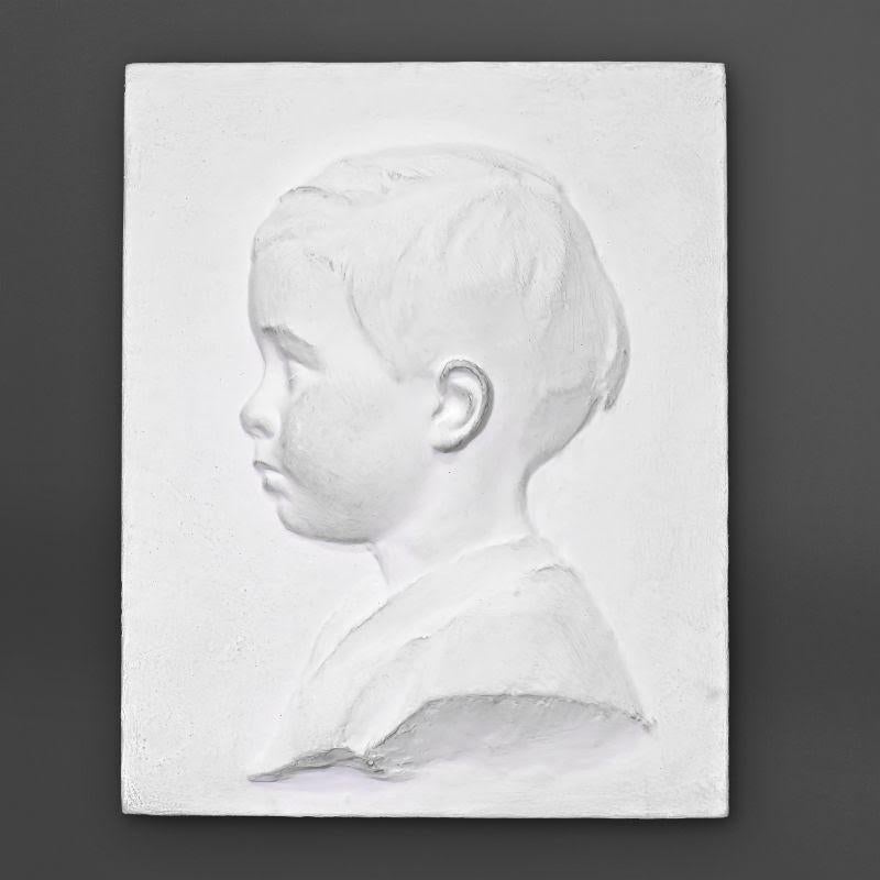 Coppia di profili di bambino in gesso, XX secolo.

Coppia di sculture in gesso raffiguranti profili di bambini, XX secolo.
Ciascuno: H. H. 41 cm, L. 32 cm, P. 6 cm.