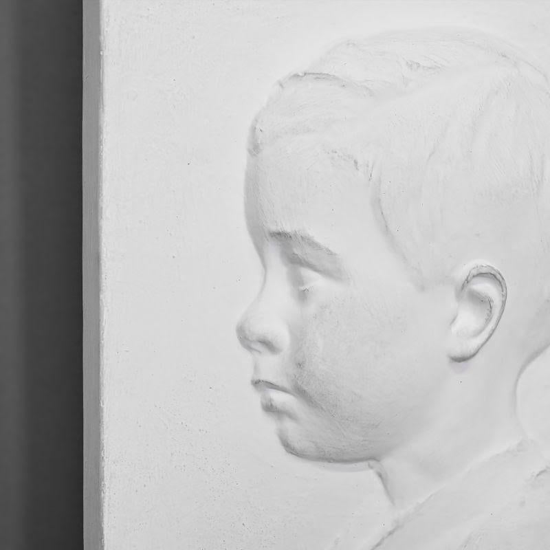 Francese Coppia di profili di bambino in gesso, XX secolo. in vendita