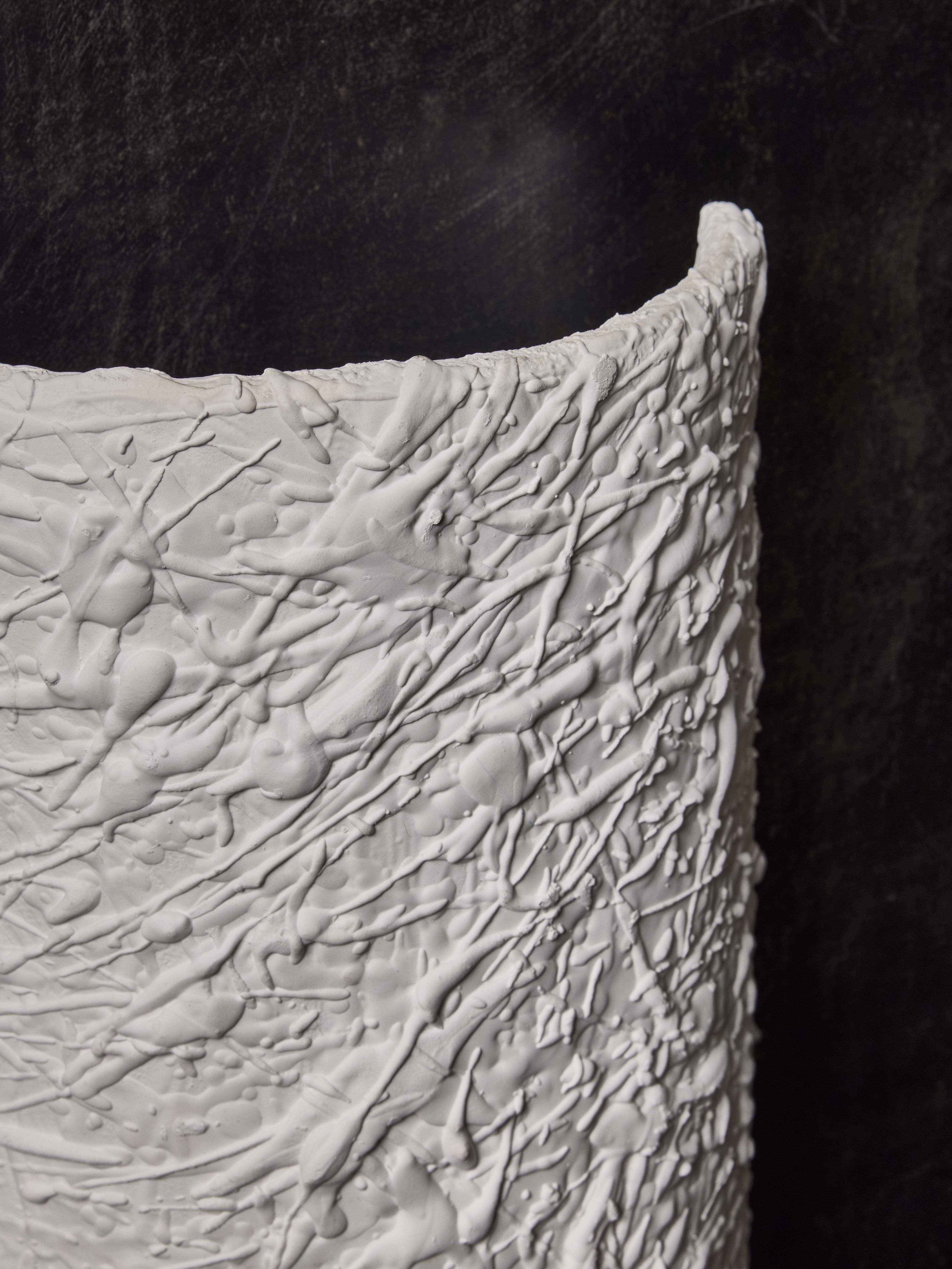 XXI secolo e contemporaneo Coppia di lampade da parete curve in gesso in vendita