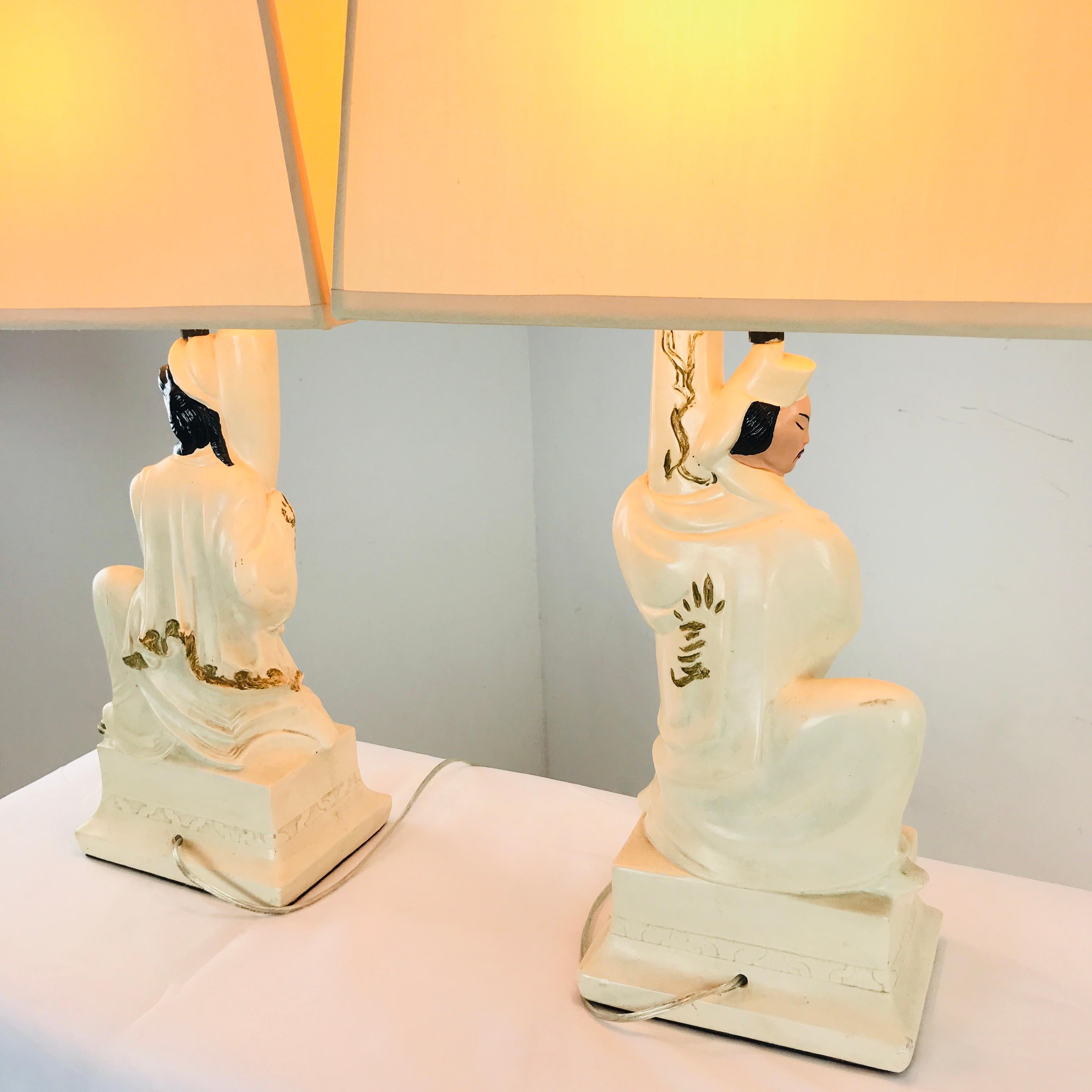 Paire de lampes figuratives en plâtre en vente 7