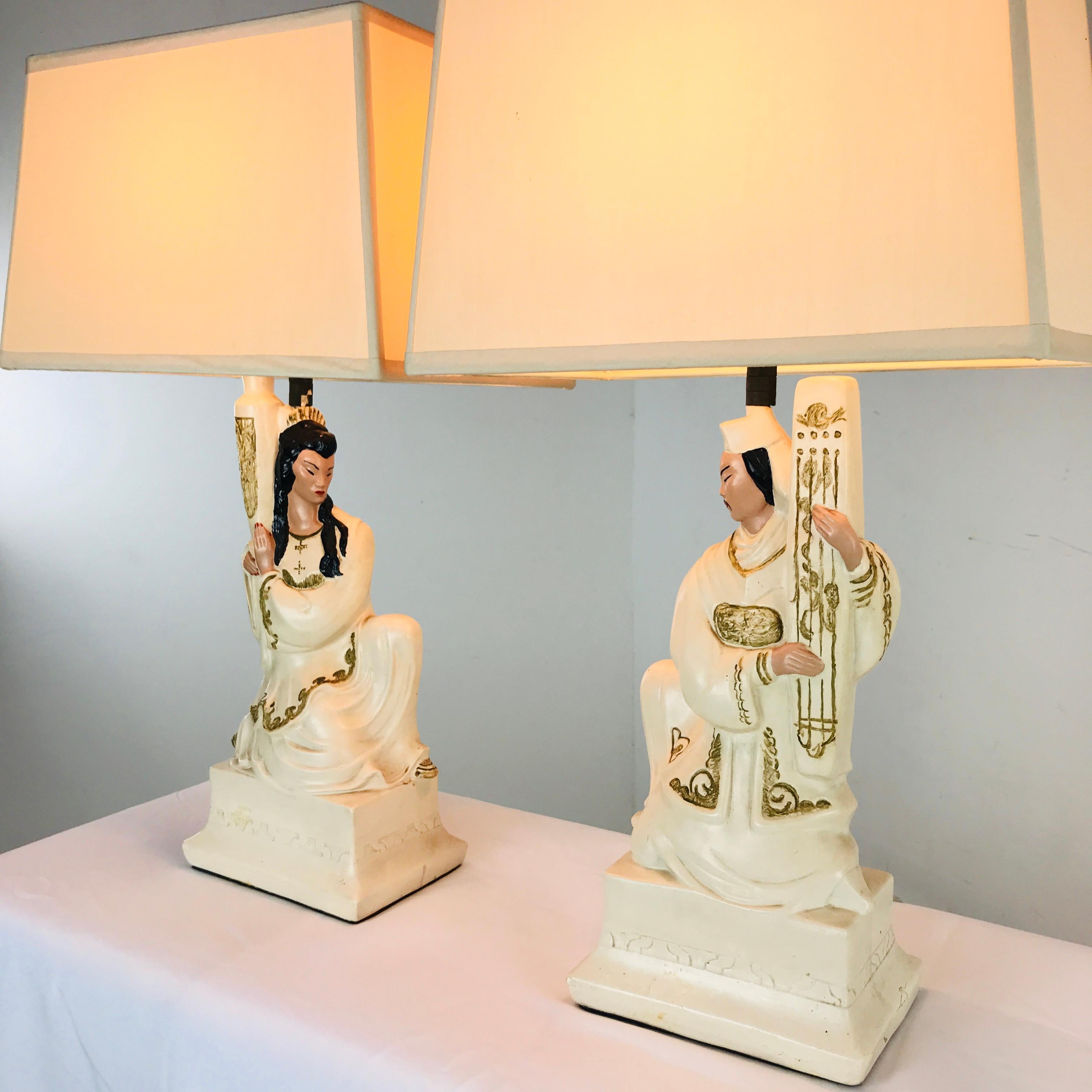 Milieu du XXe siècle Paire de lampes figuratives en plâtre en vente