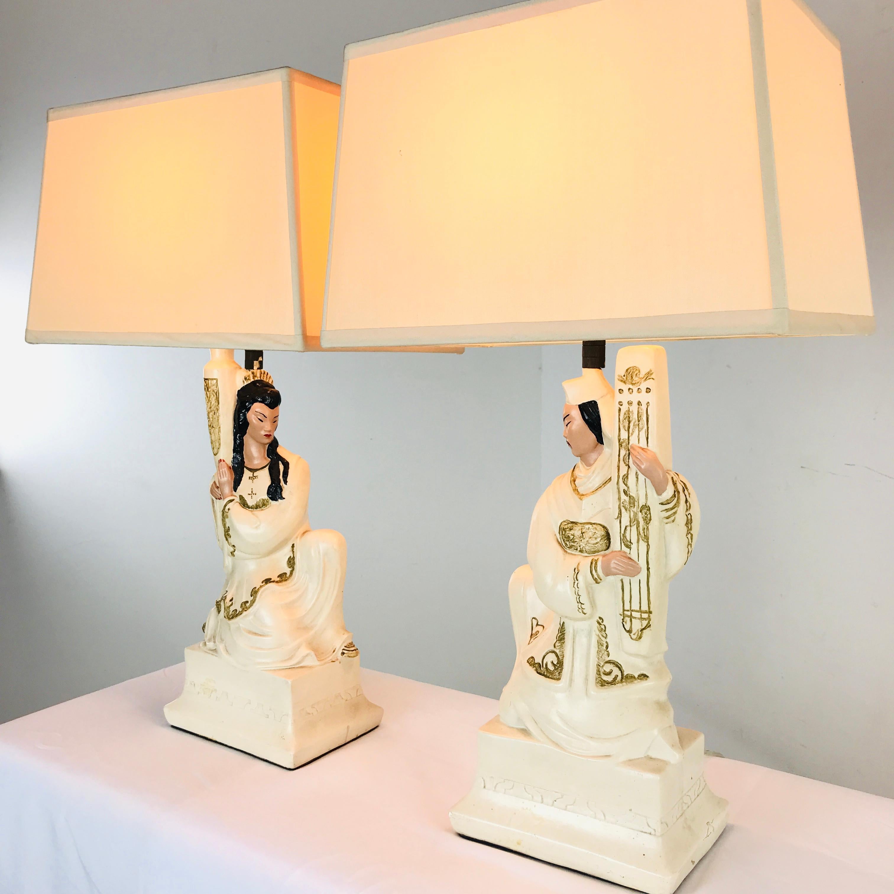 Plâtre Paire de lampes figuratives en plâtre en vente