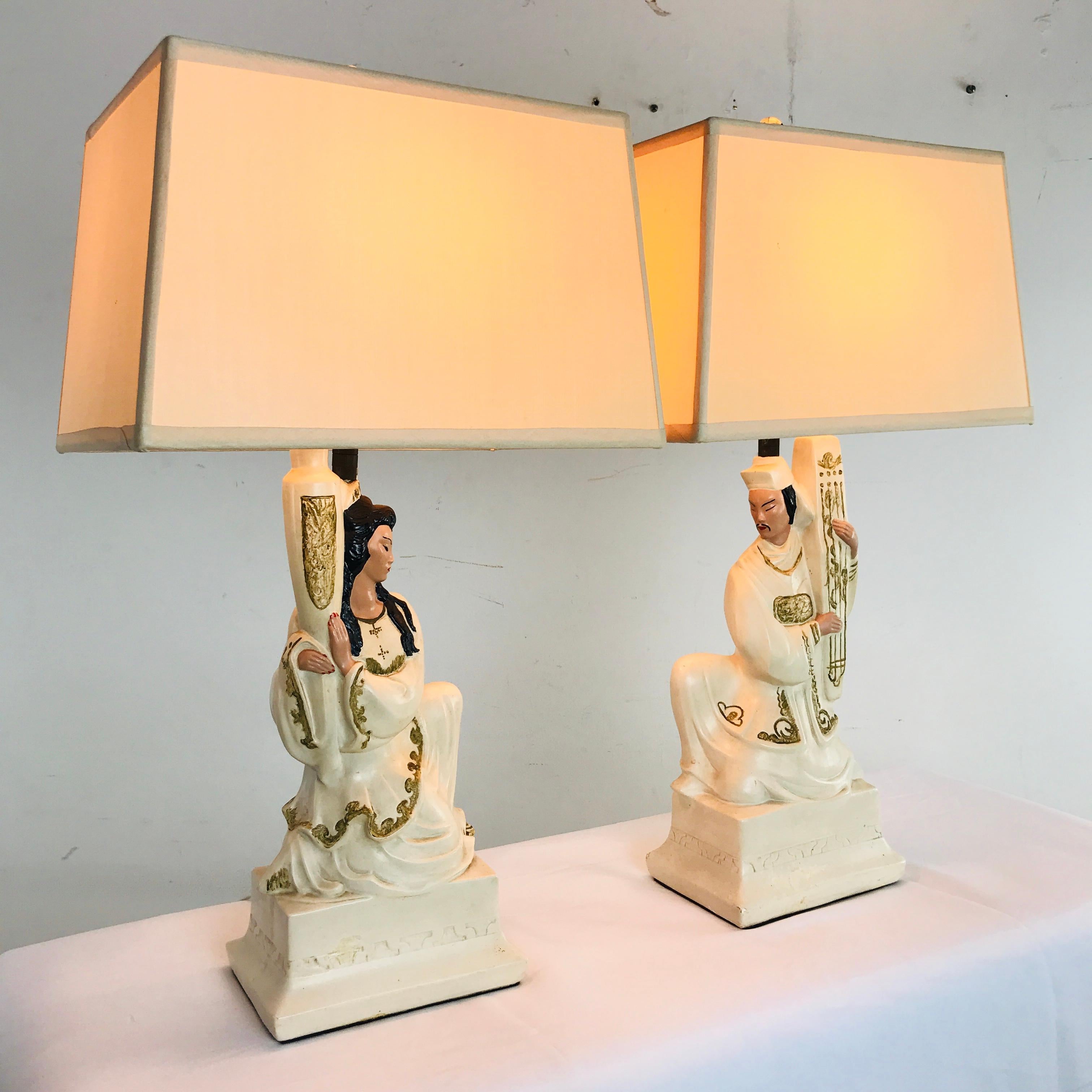 Paire de lampes figuratives en plâtre en vente 1