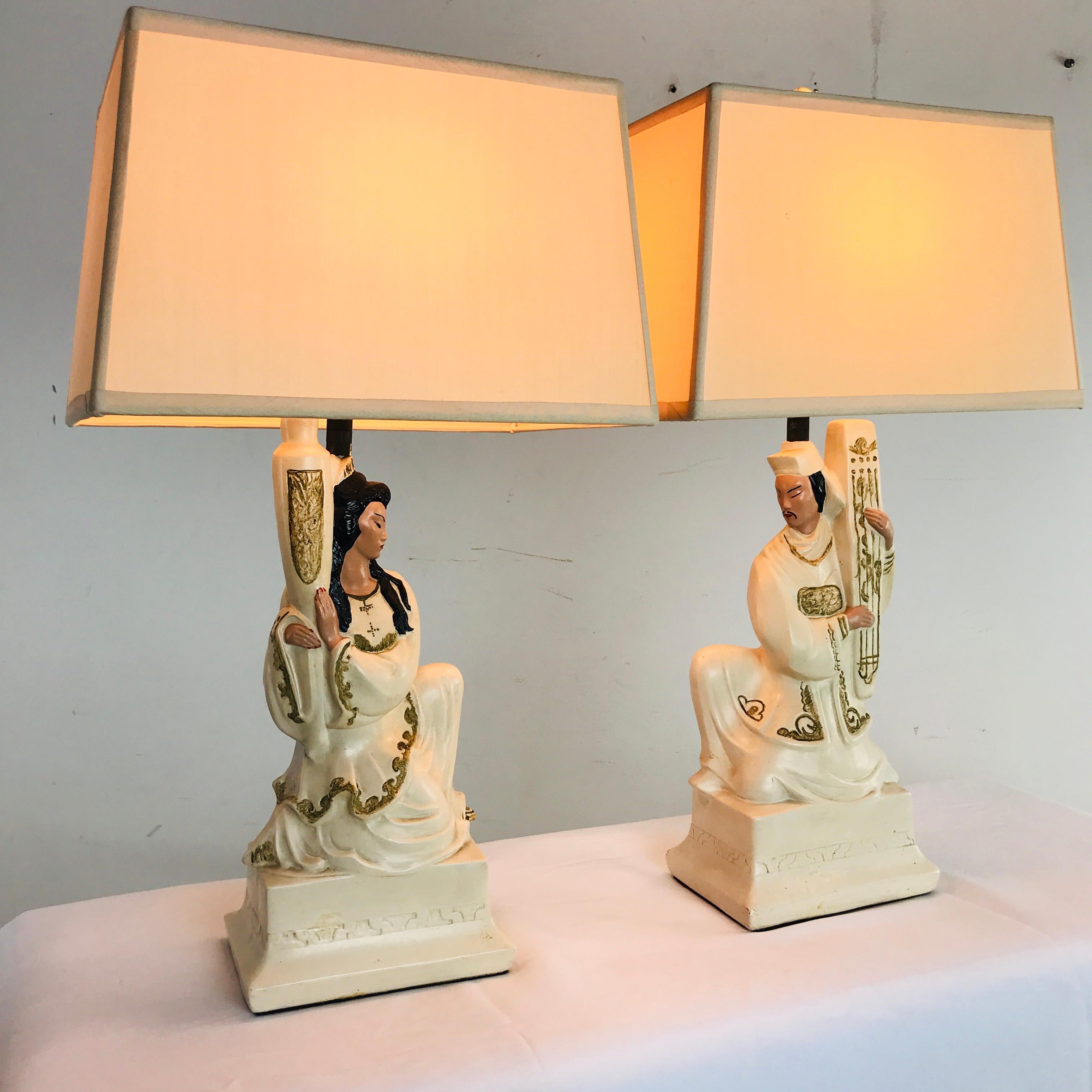 Paar figürliche Gipslampen im Angebot 3