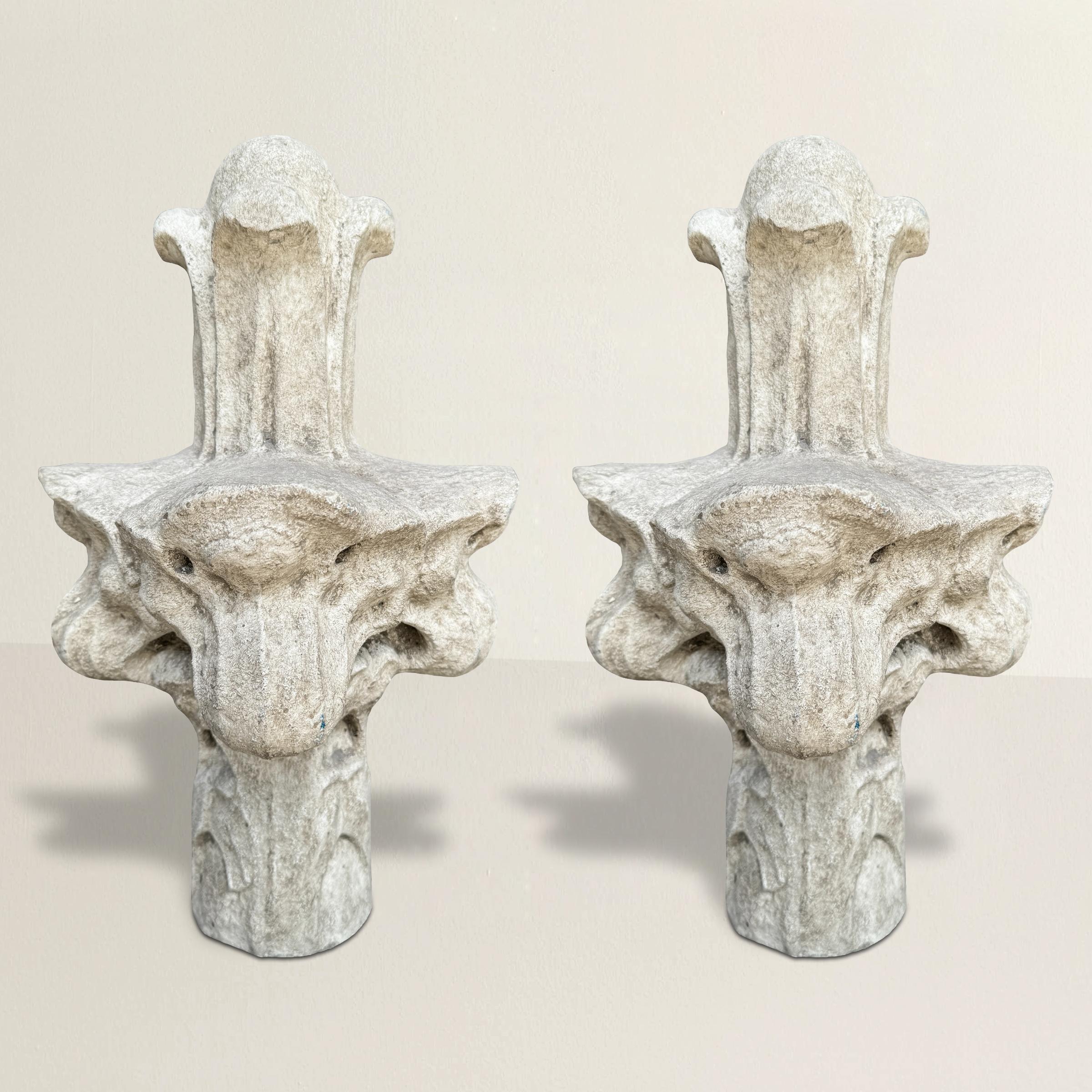 Questa coppia di terminali gotici in gesso trasmette l'eleganza e l'intricatezza del design architettonico gotico. Ogni terminale è impreziosito da cornetti a forma di fiore, realizzati meticolosamente per assomigliare agli ornati motivi botanici