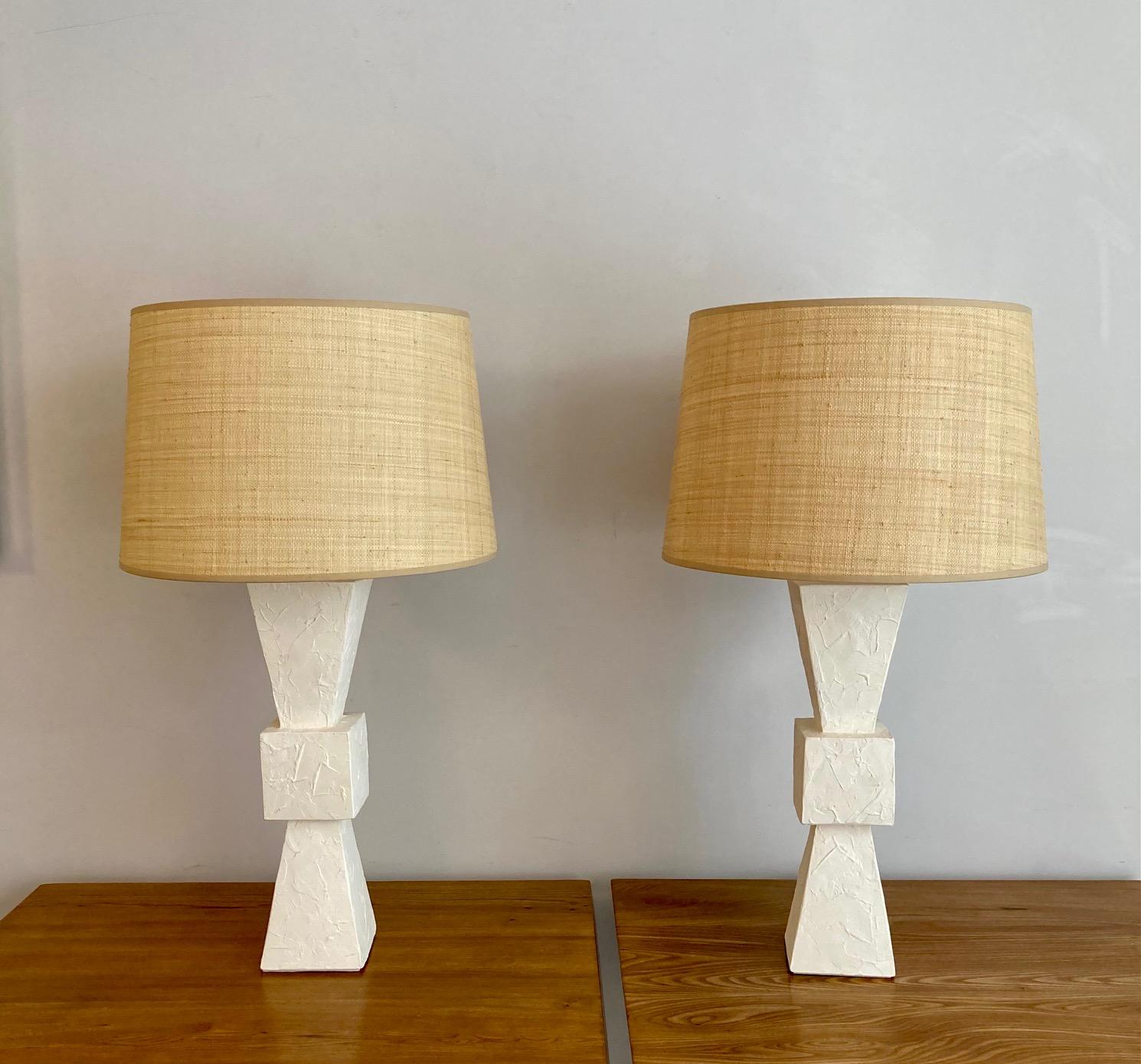 Lampenpaar aus Gips (Moderne der Mitte des Jahrhunderts) im Angebot