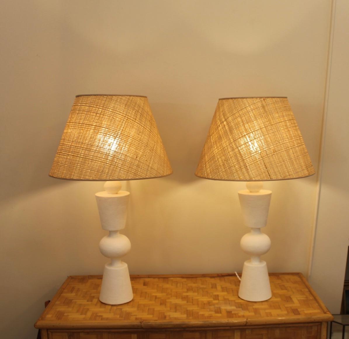
Pair of plaster lamps, in the style of decorators from the 1940s, French decorators
They are accompanied by a custom-made straw lampshade.
All electrified