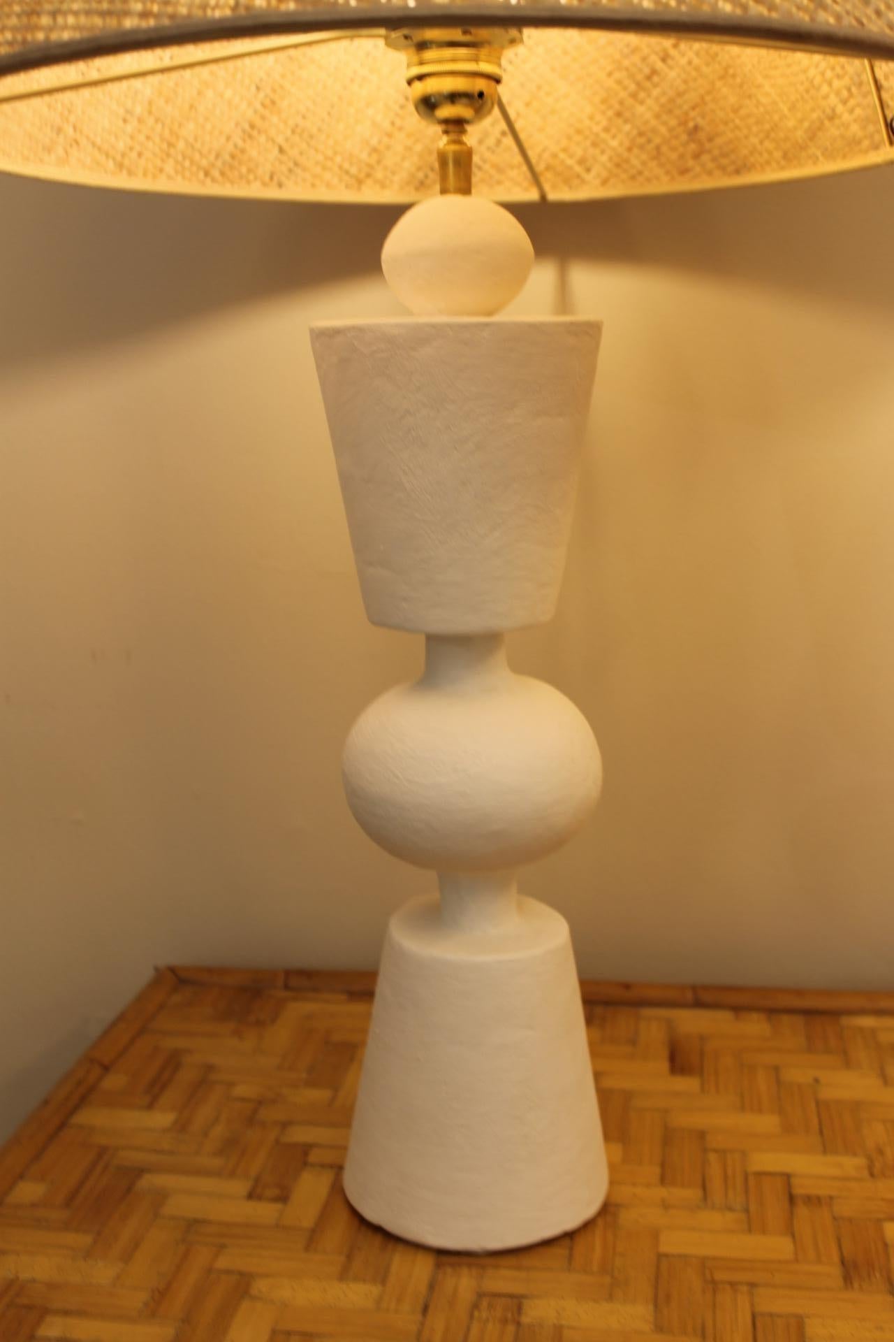 Este par de lámparas de escayola tiene un diseño muy elegante y atemporal. La base escultural, compuesta de formas geométricas apiladas, les da un aspecto artesanal y moderno. Al estilo de los años veinte franceses, Jean Michel Franck.
La pantalla