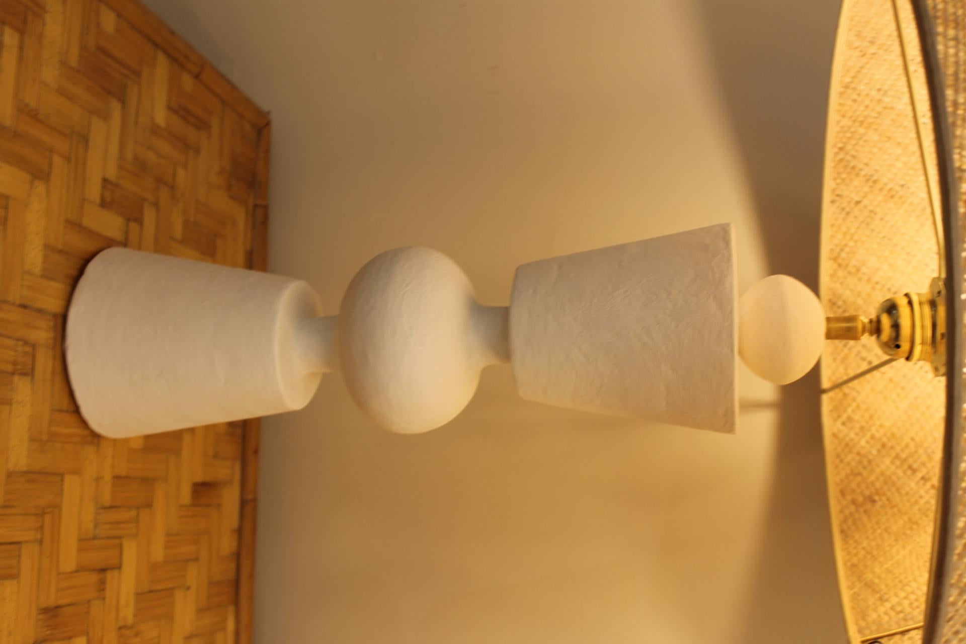 Cette paire de lampes en plâtre présente un design très élégant et intemporel. La base sculpturale, composée de formes géométriques empilées, leur confère un aspect artisanal et moderne. Dans le style des années 1920 françaises, Jean Michel