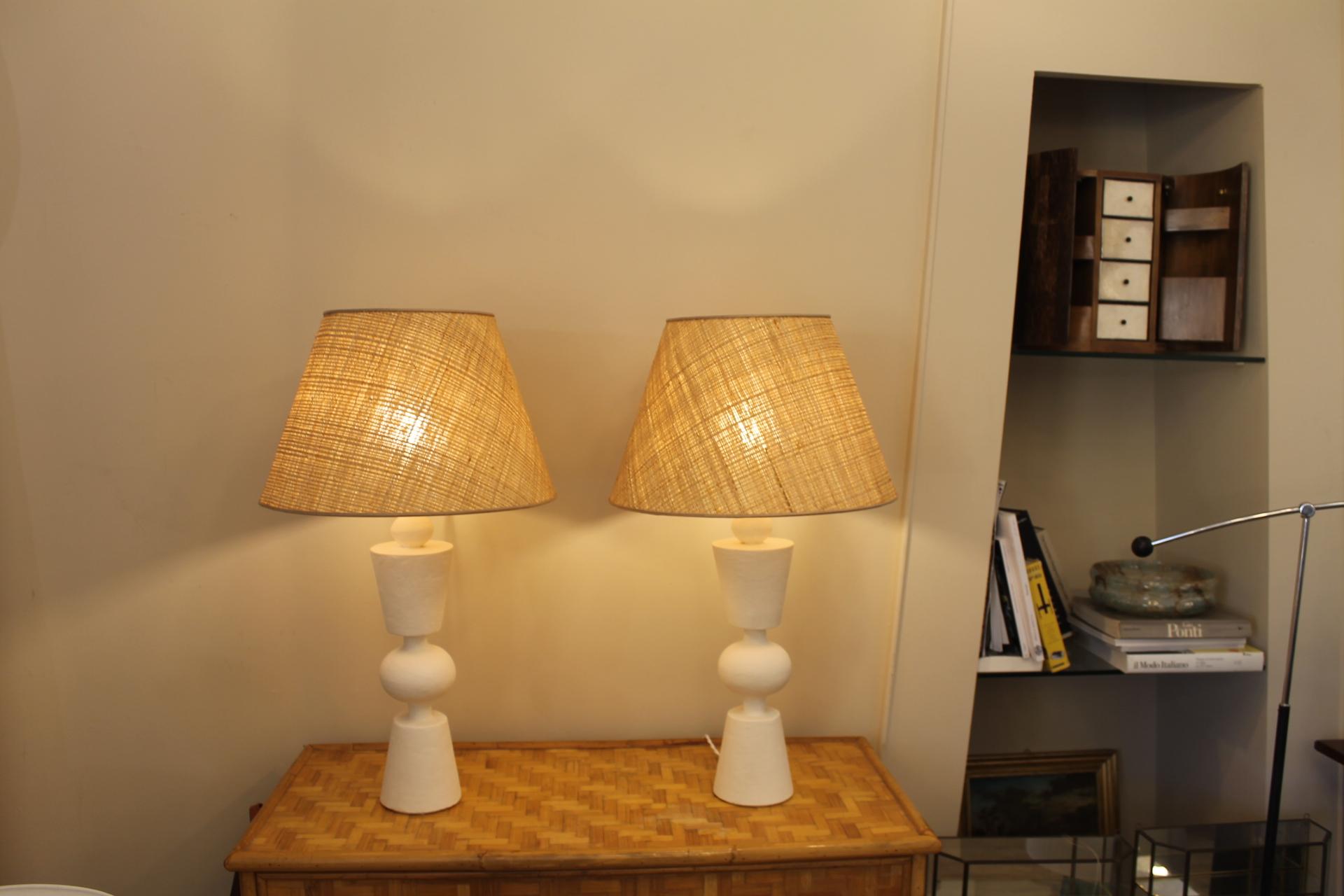Mouvement esthétique Paire de lampes en plâtre, à la manière de Jean Michel Franck en vente