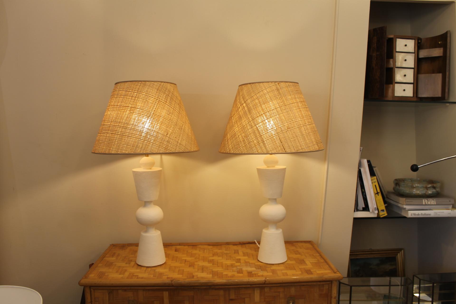 Français Paire de lampes en plâtre, à la manière de Jean Michel Franck en vente