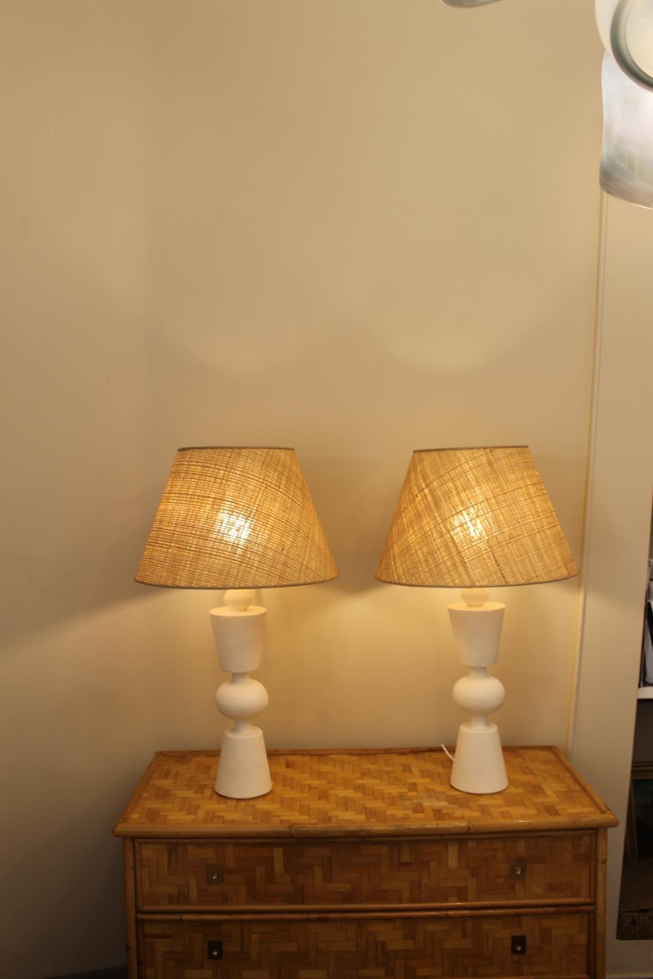 Pareja de lámparas de escayola, a la manera de Jean Michel Franck Yeso en venta